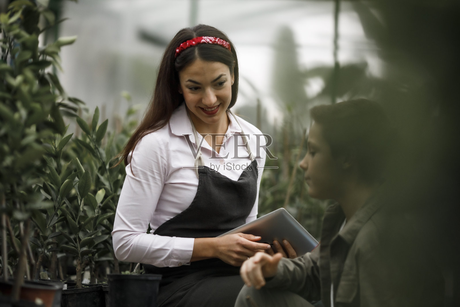 微笑着学习生物学的少年照片摄影图片