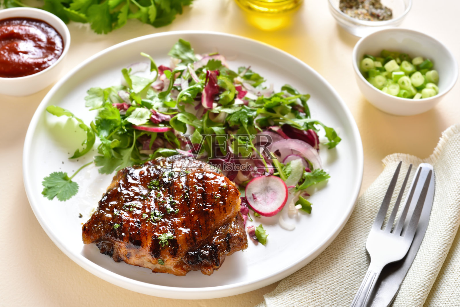 烤牛排配新鲜蔬菜沙拉照片摄影图片