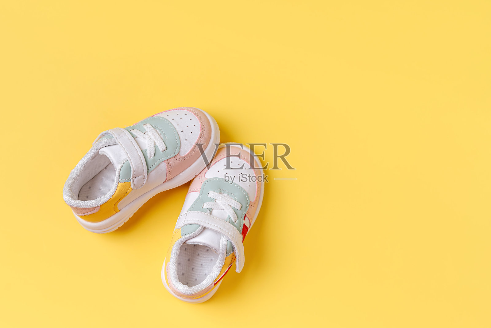 婴儿的运动鞋。一套婴儿服装和配件的春天或秋天。时尚的孩子。平铺，俯视图照片摄影图片