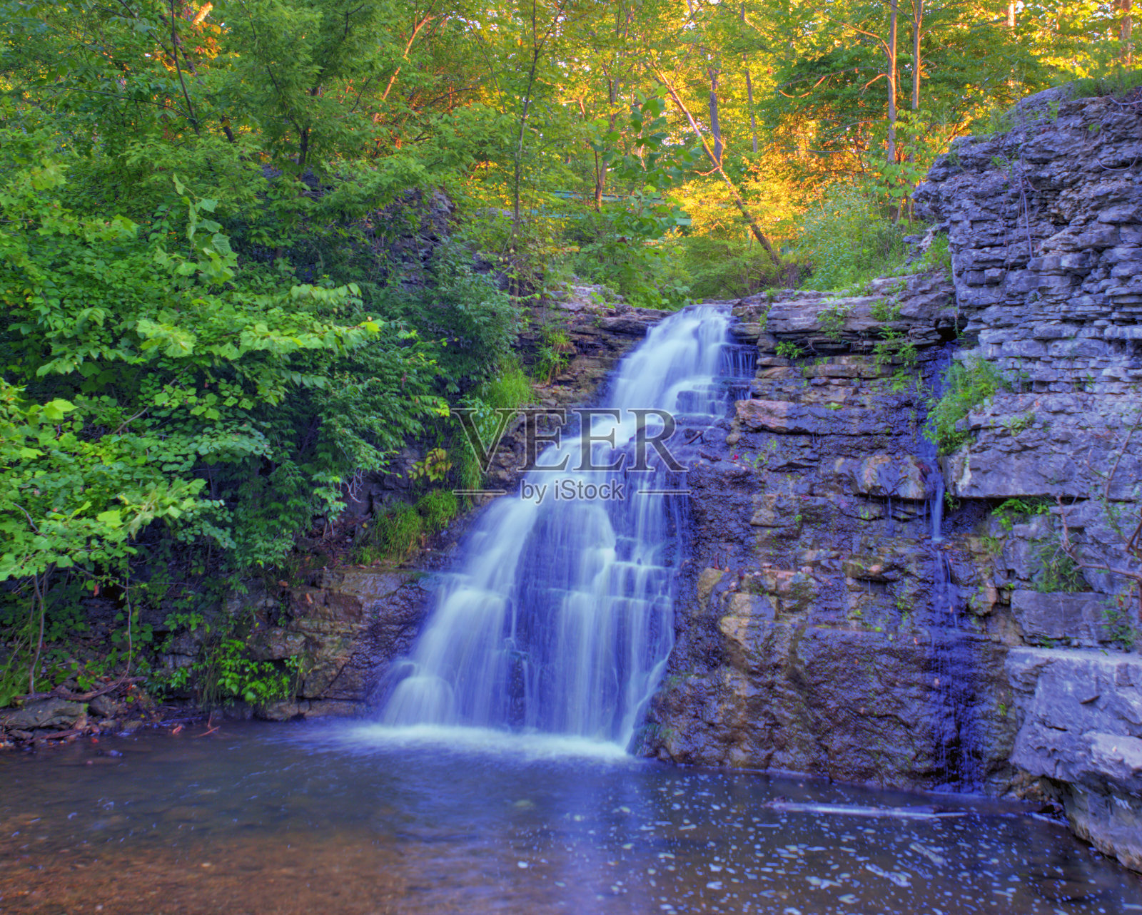 印第安纳州卡斯县清晨的小瀑布照片摄影图片