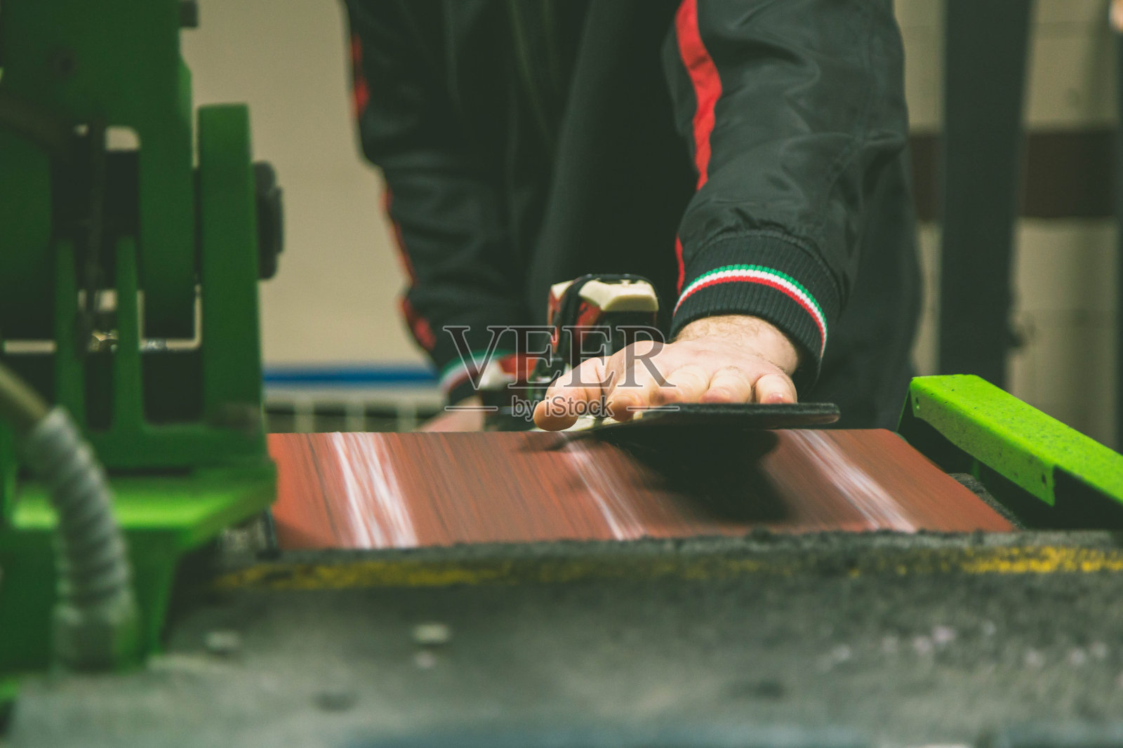 磨刃用单独的工具磨山滑雪板的边缘照片摄影图片