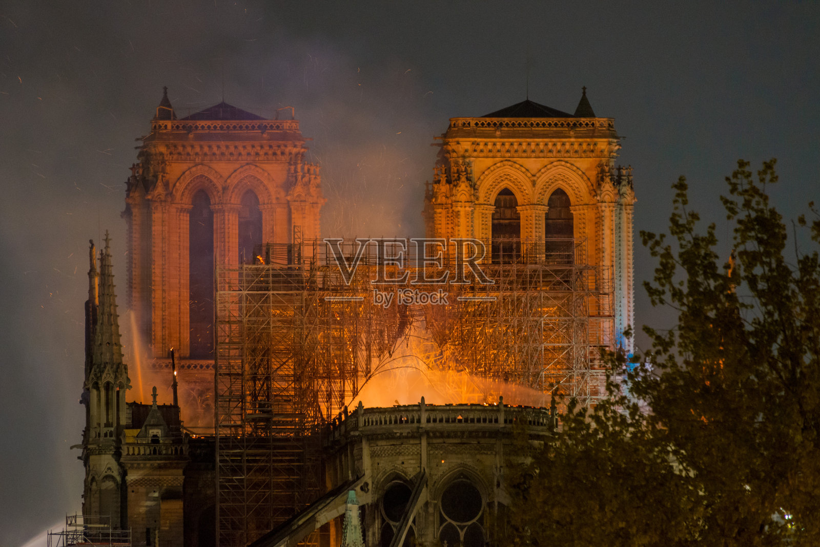 巴黎圣母院失火了照片摄影图片