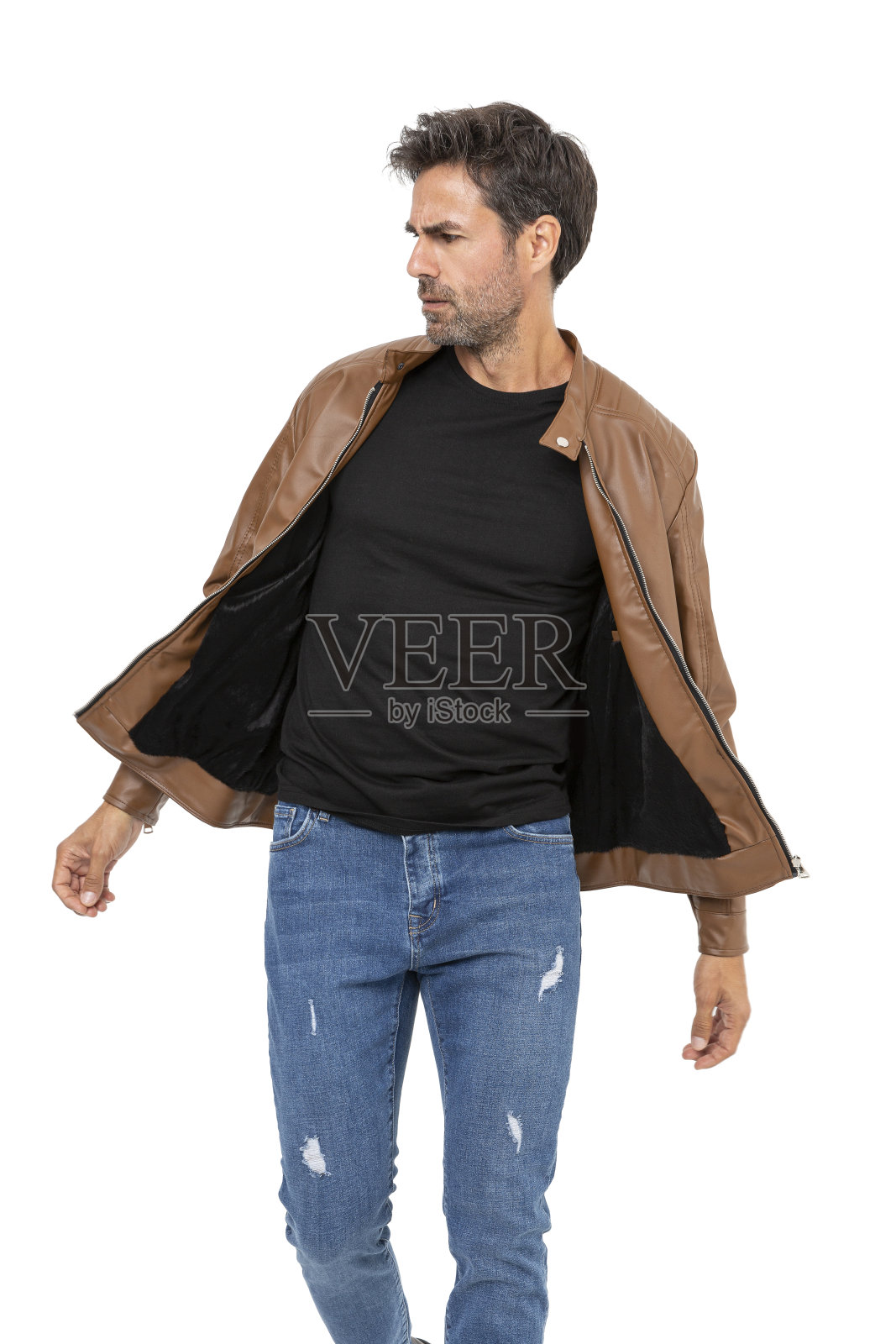 英俊的中年西班牙短粗胡须男子在白色工作室。照片摄影图片