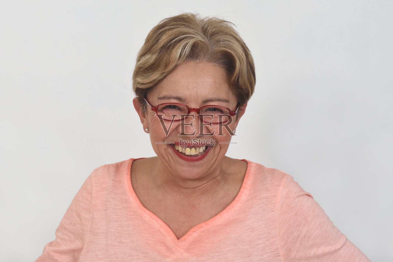 白色背景的资深女性肖像照片摄影图片