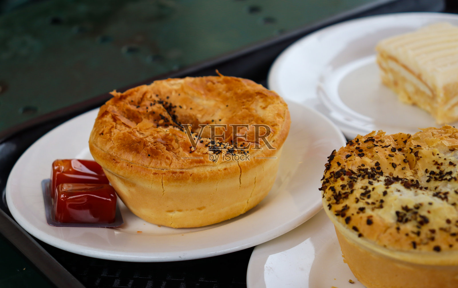 面包店里的肉馅饼和柠檬片照片摄影图片