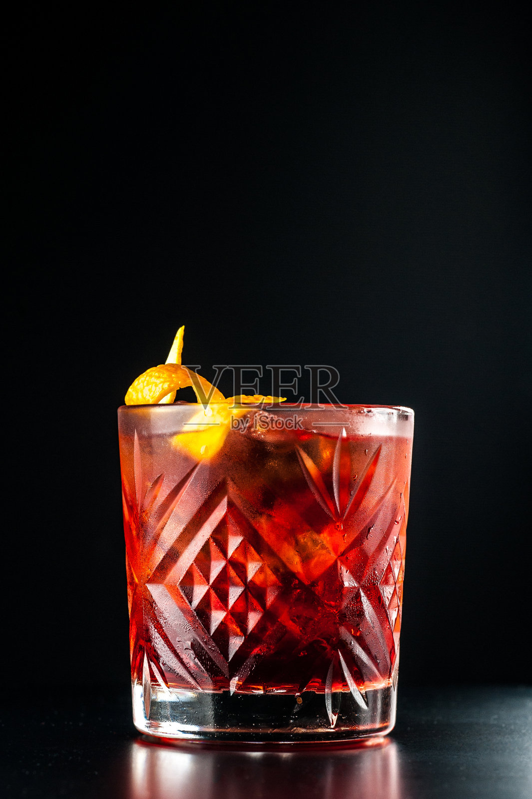 与冰鸡尾酒。莫吉托，aperol，苏打水，伏特加，酒精，马提尼照片摄影图片