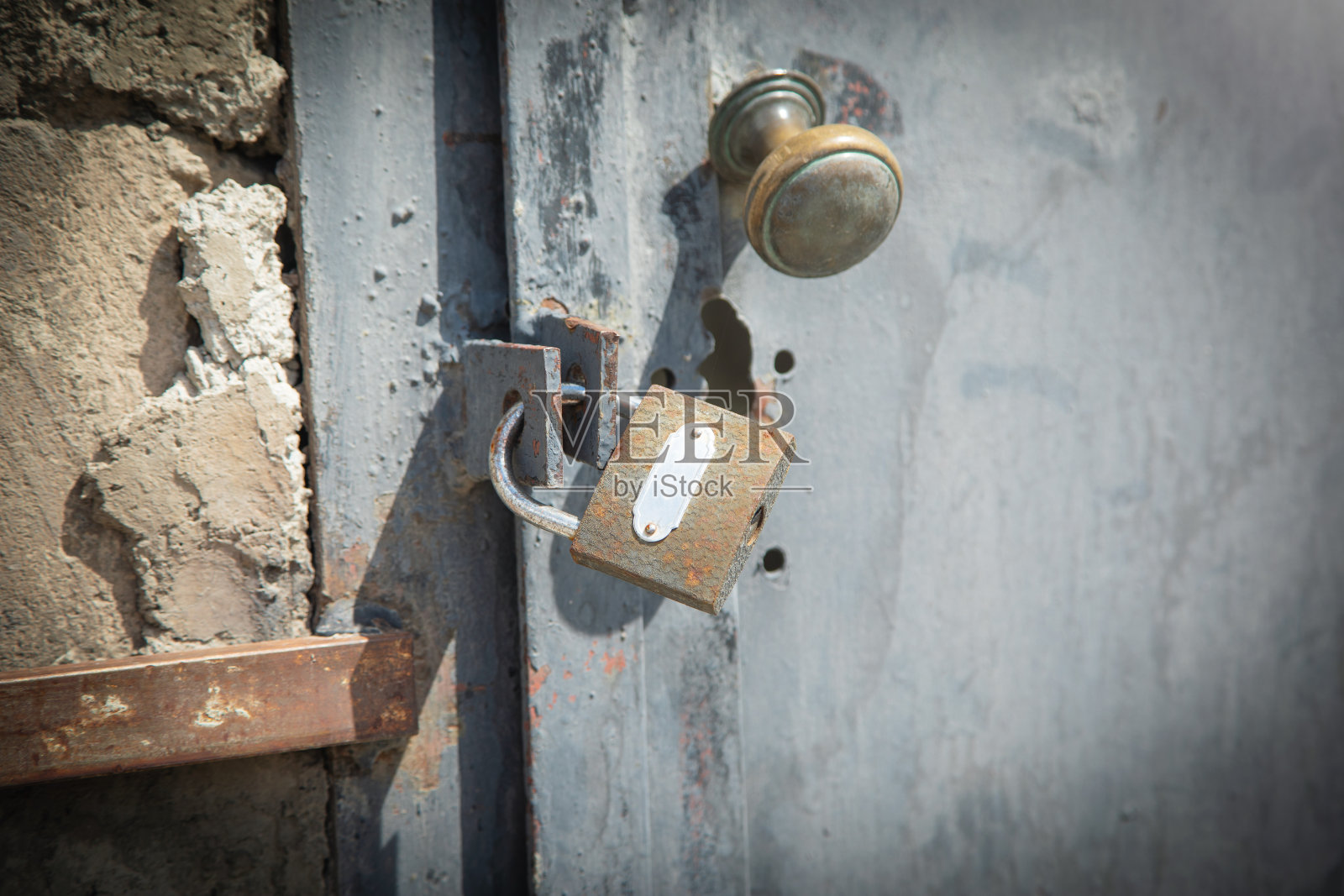 金属门上的金属挂锁。照片摄影图片