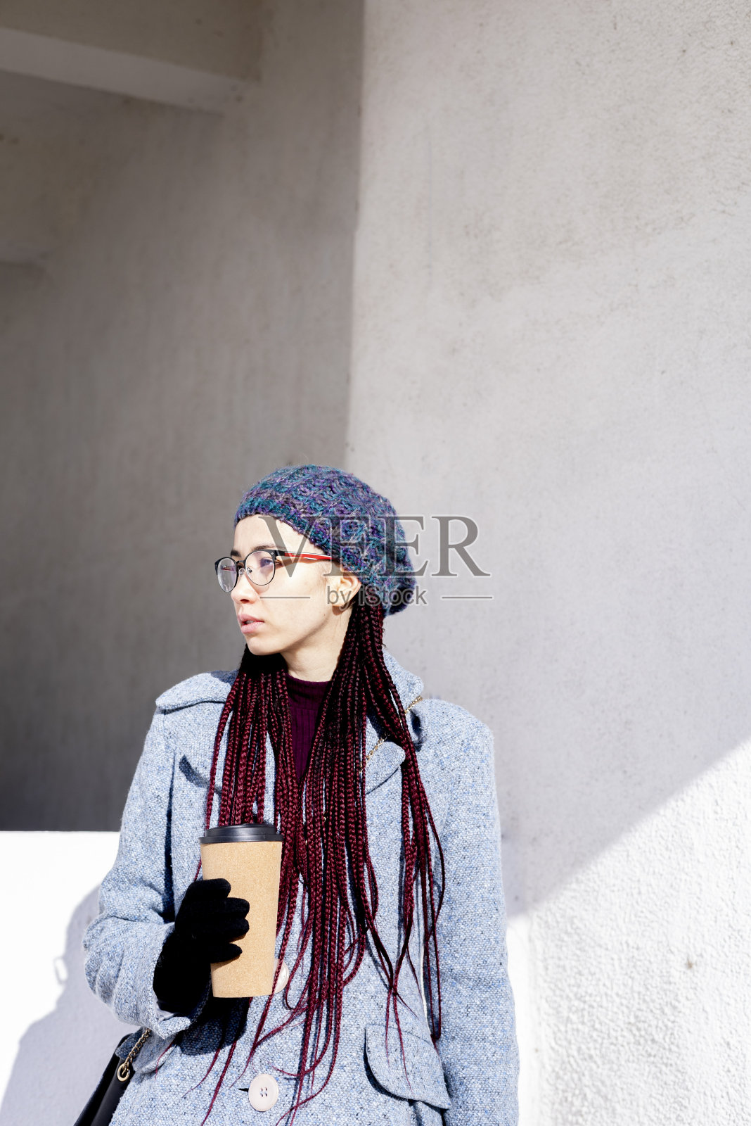 年轻的亚洲女孩环保。可重复使用的热饮杯。走在街上。照片摄影图片