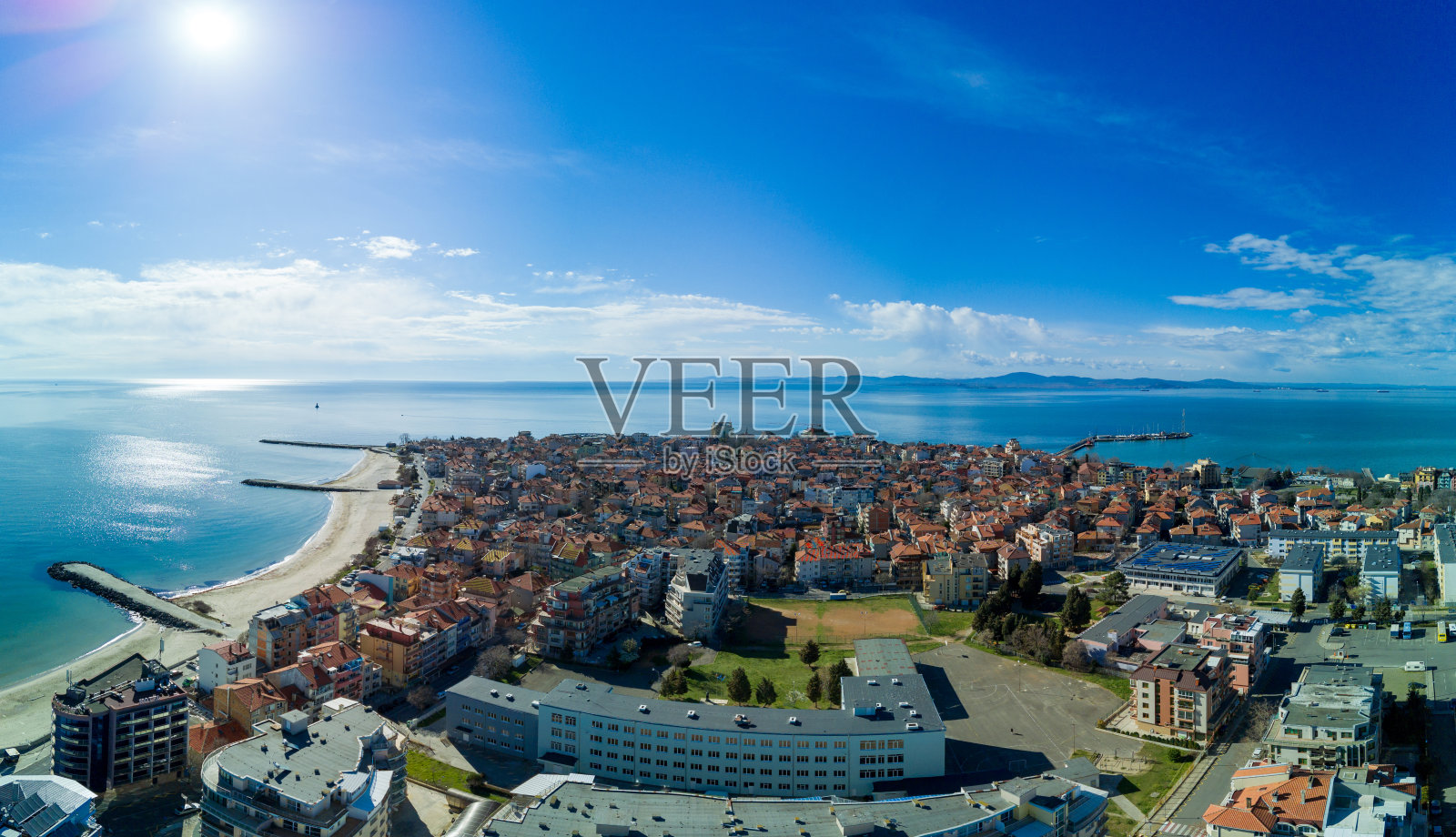 保加利亚波莫雷镇的全景，房屋和街道被黑海冲刷照片摄影图片
