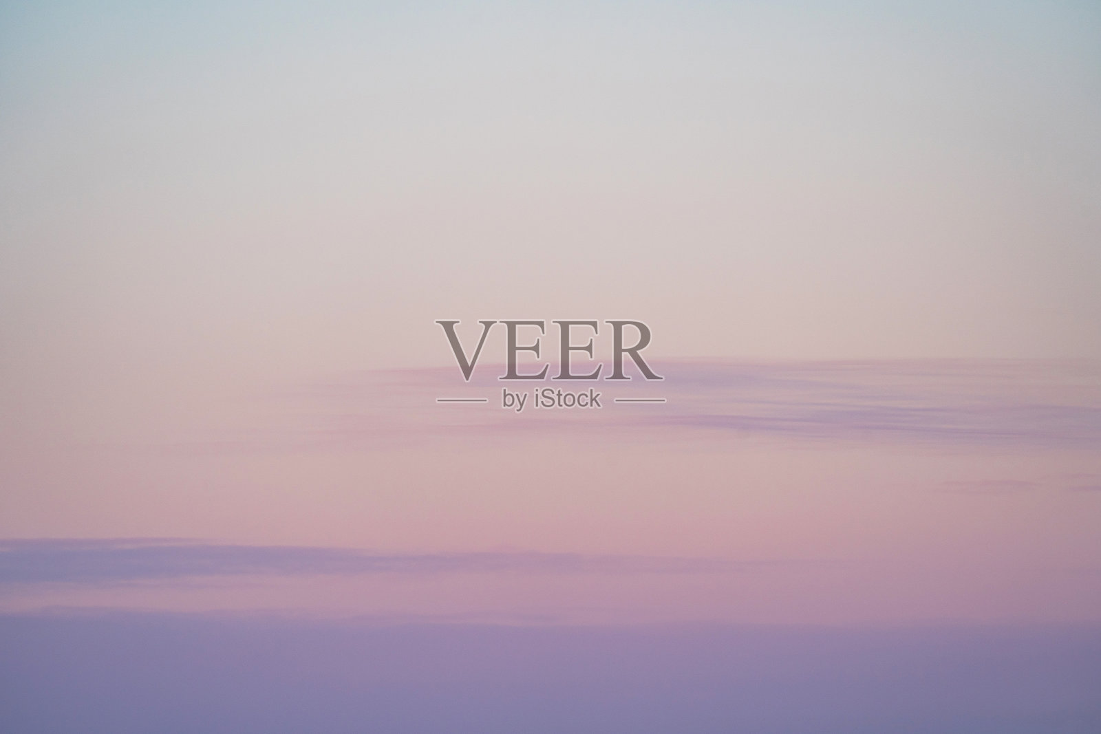 傍晚的天空有云，有阳光，有背景照片摄影图片