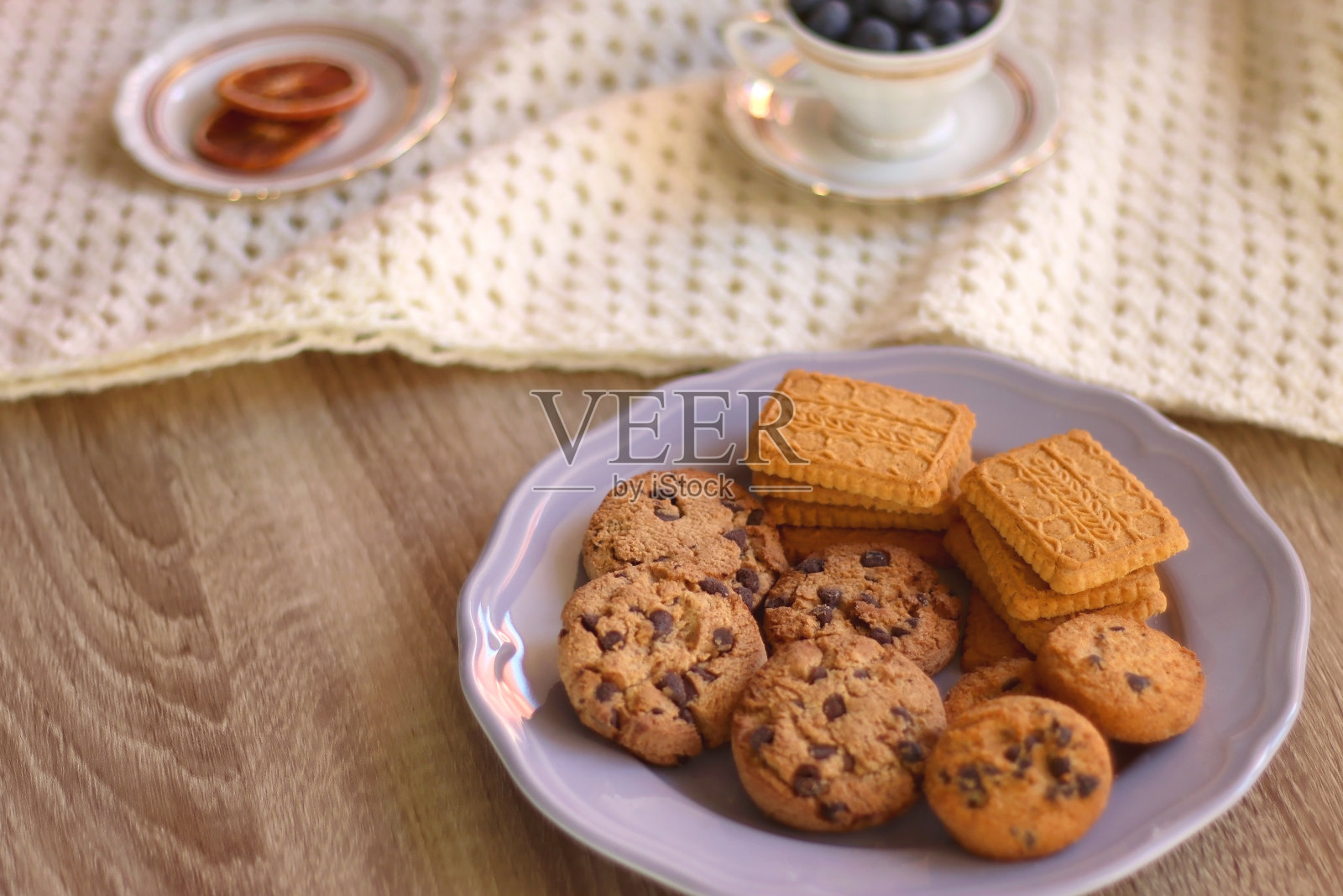 茶，书，平板电脑，饼干和蜡烛照片摄影图片