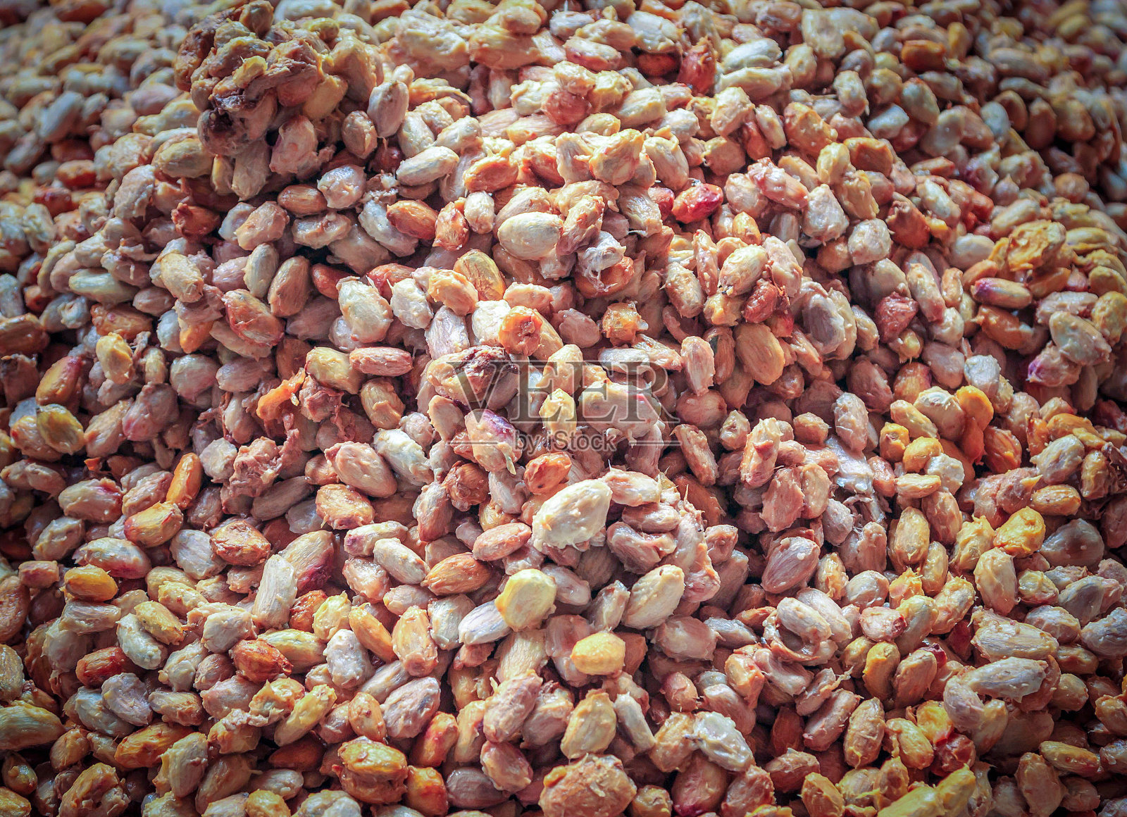 新鲜可可豆或白可可种子在大桶中发酵，然后在太阳下晒干。照片摄影图片