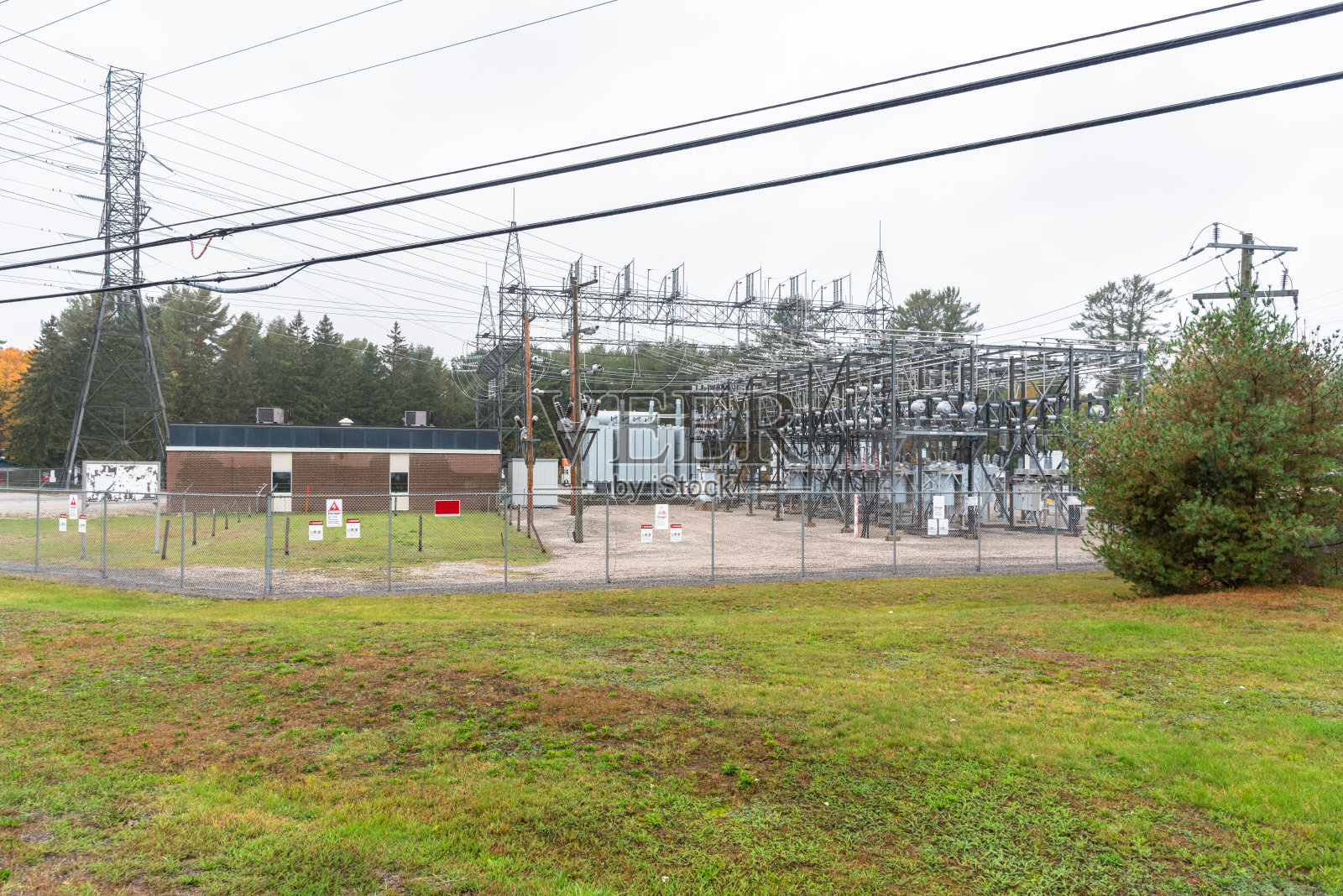 秋季大雨期间的变电所照片摄影图片