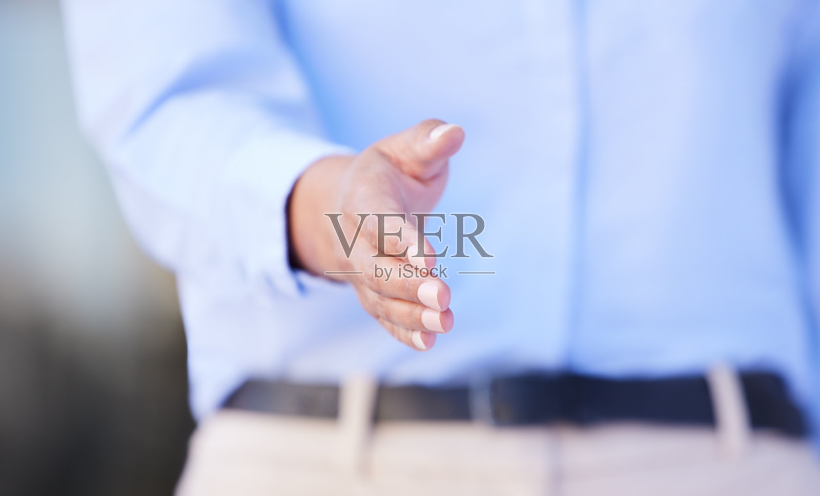 特写的混血女商人伸出手与握手欢迎。通过网络和会议来达成交易或报价。在招聘谈判中提供咨询和合作照片摄影图片