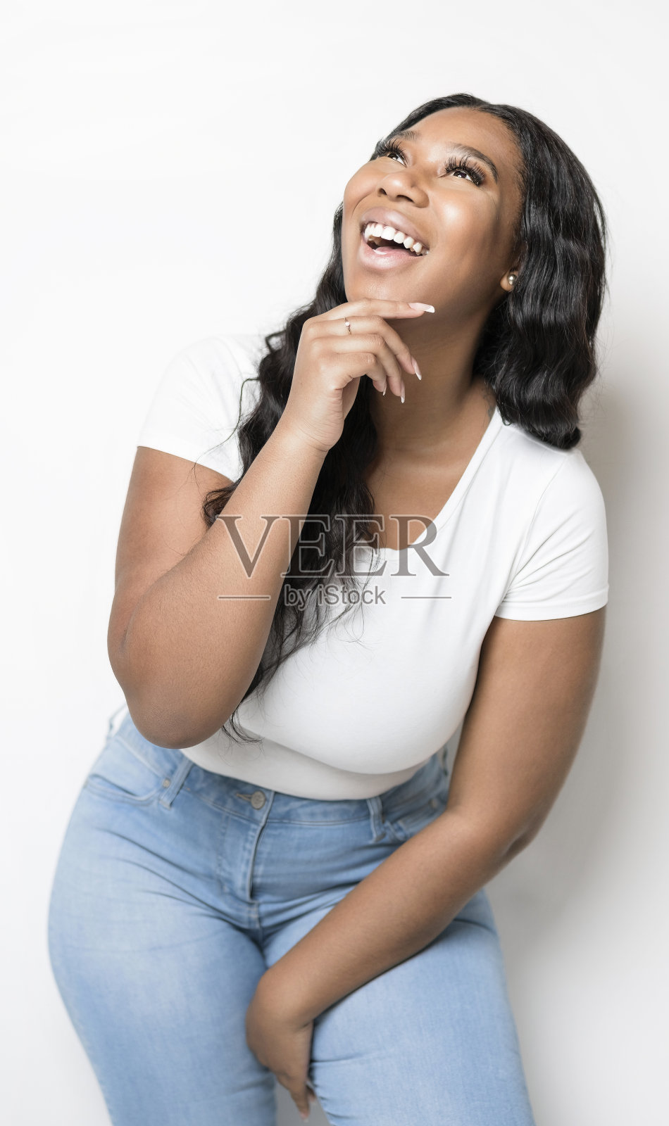 画室里的年轻黑发女郎，照片摄影图片