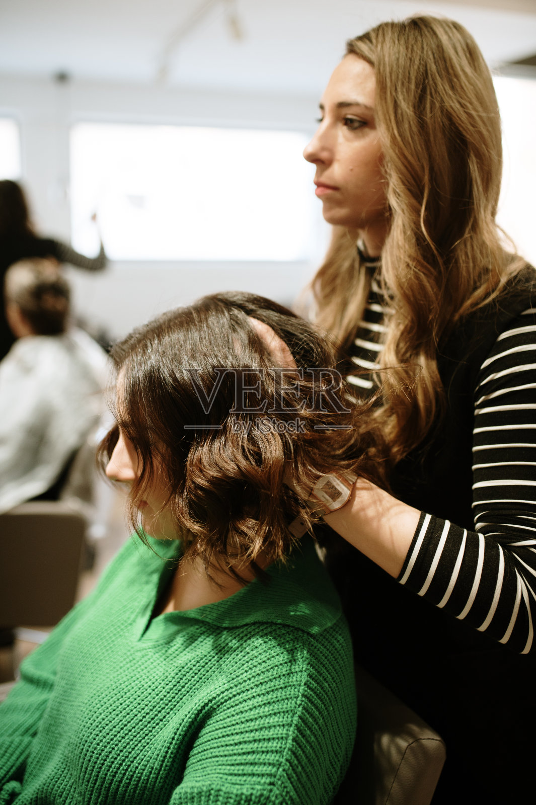 在发廊工作的美发师照片摄影图片