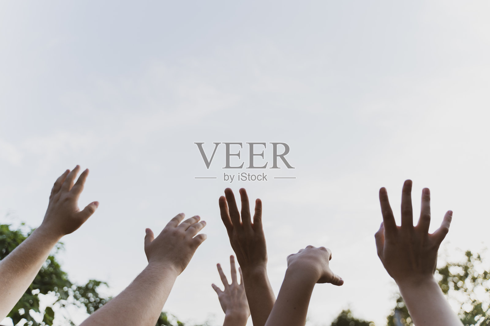 跳舞的人的手。现场音乐会的乐趣。夏季聚会。一群人的娱乐活动照片摄影图片