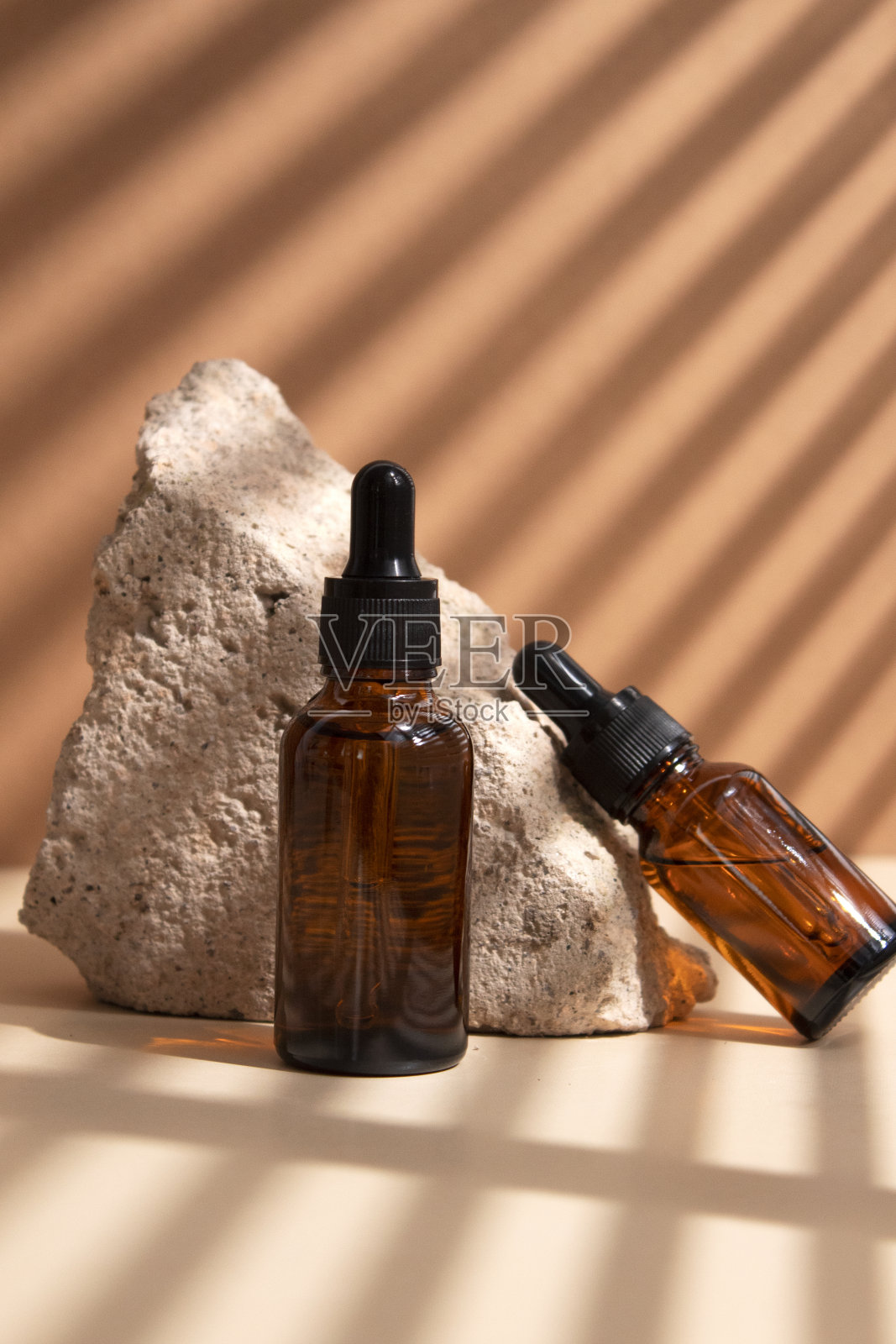 脸和身体皮肤护理产品的玻璃瓶与移液管在混凝土平台。天然成分化妆品照片摄影图片