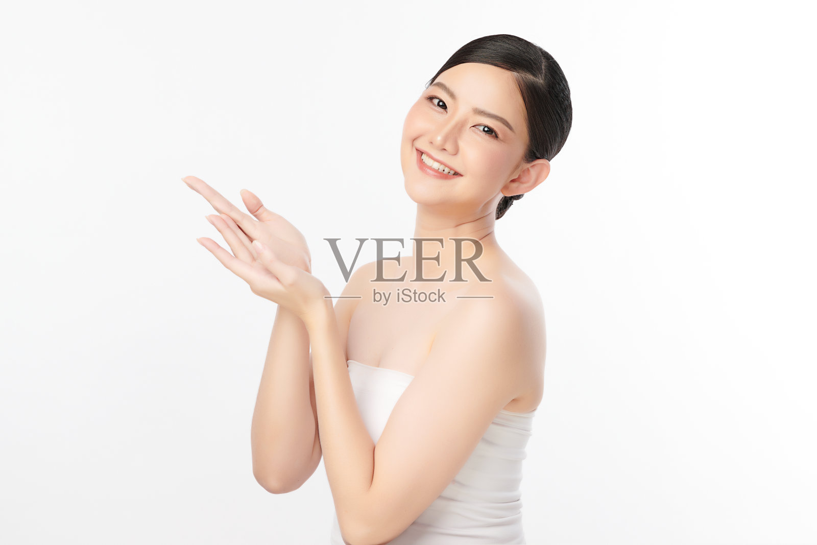 美丽年轻的亚洲女性与清洁新鲜的皮肤上的白色背景，面部护理，面部治疗，美容和水疗，亚洲女性肖像。照片摄影图片