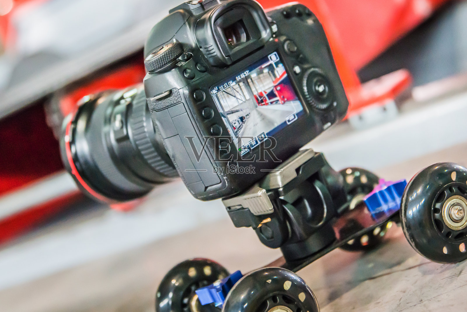 数码单反相机在迷你桌面轨道轮系统照片摄影图片