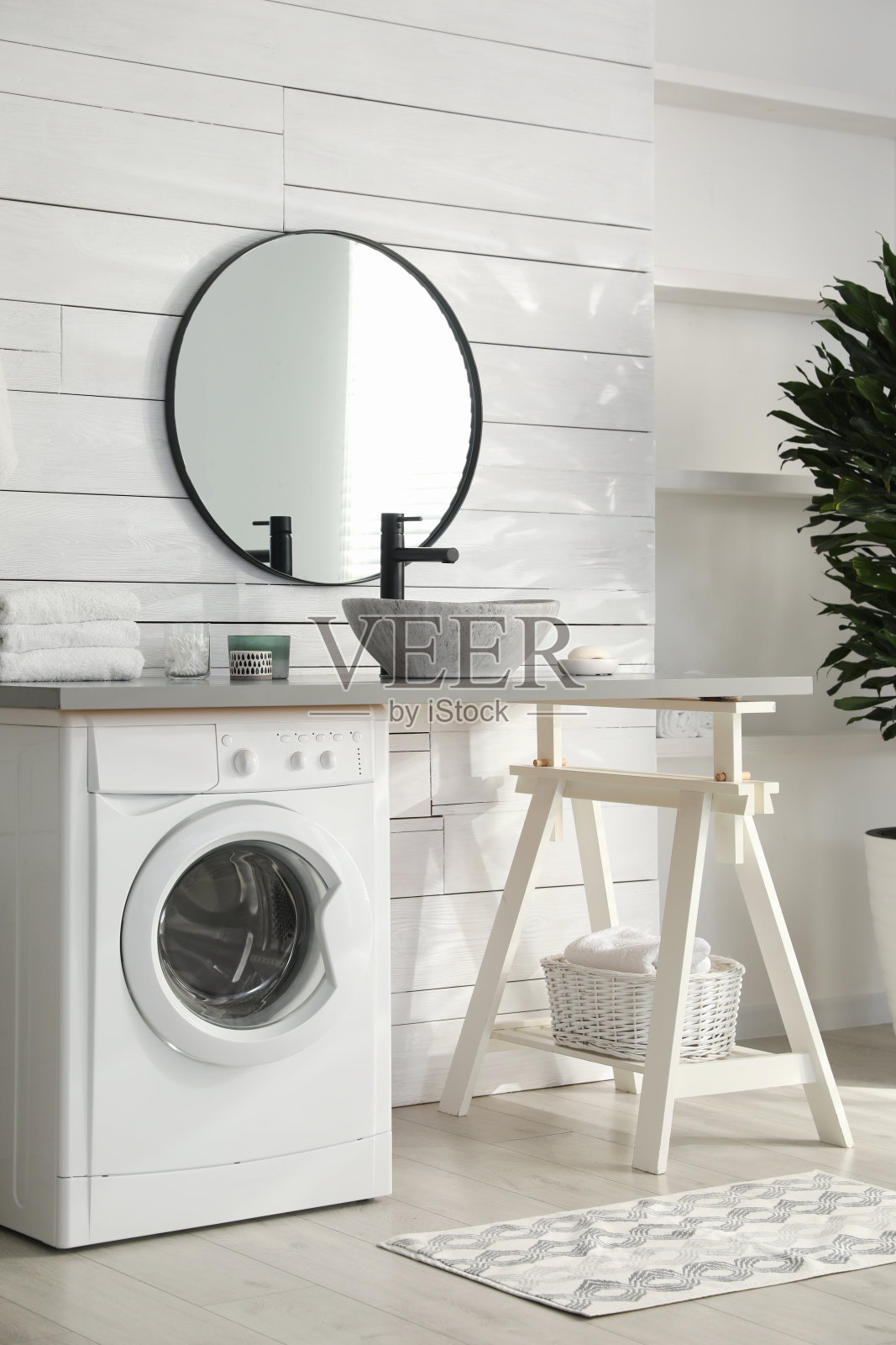 时尚的浴室内饰与现代洗衣机照片摄影图片