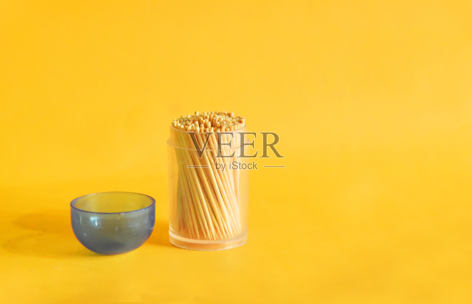 牙签孤立在黄色背景上照片摄影图片