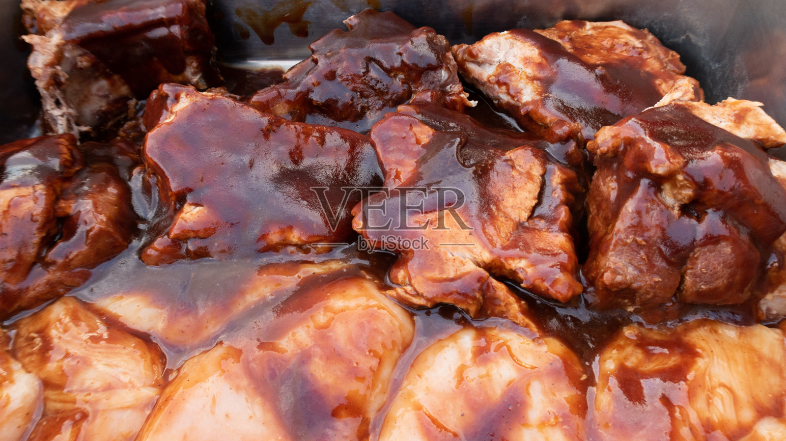 关闭烧烤排骨在腌盘准备烹饪照片摄影图片