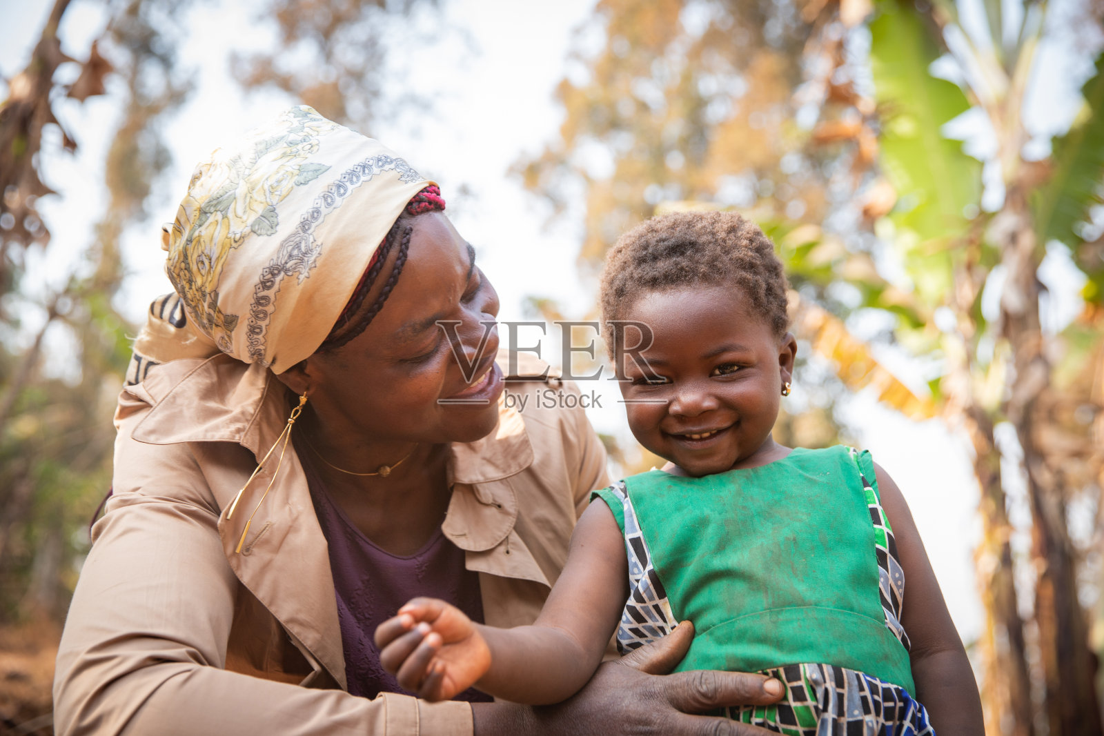 非洲母女之间的爱和温柔时刻。母亲节概念照片摄影图片