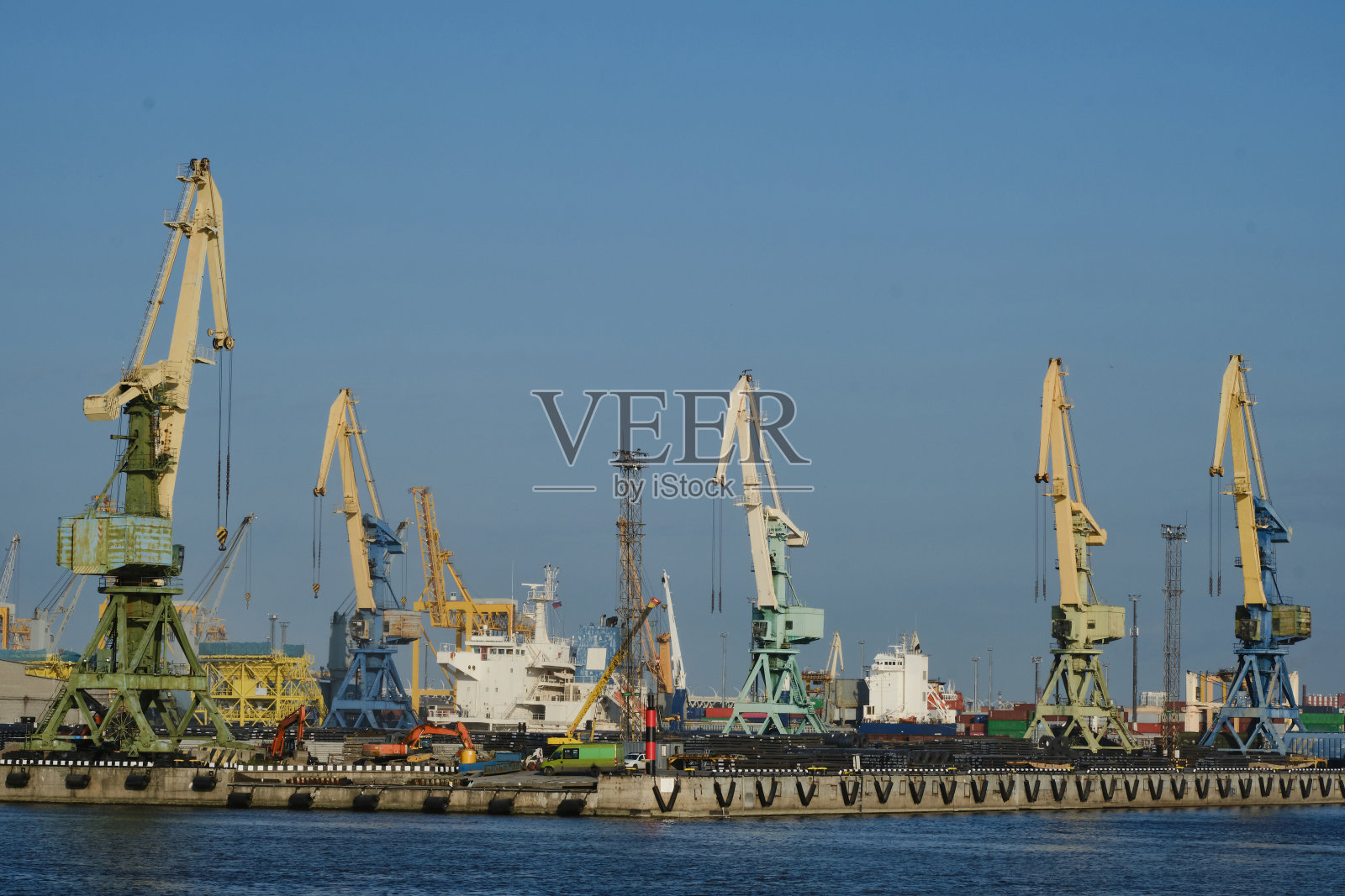 卸货港，用于从船上装卸货物。港口城市的主题。进口、交付、出口及运输行业照片摄影图片