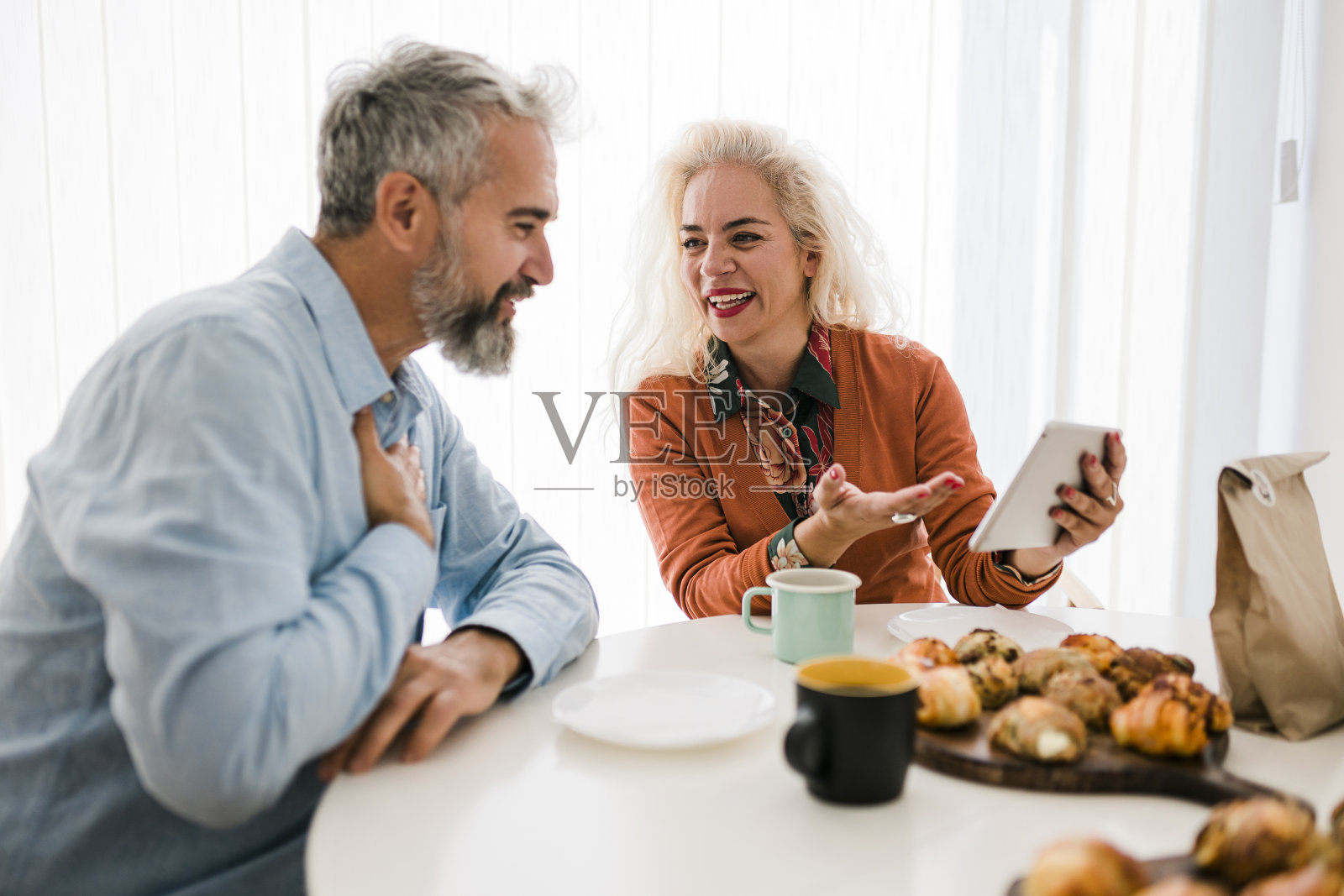 为老年夫妇送餐回家照片摄影图片