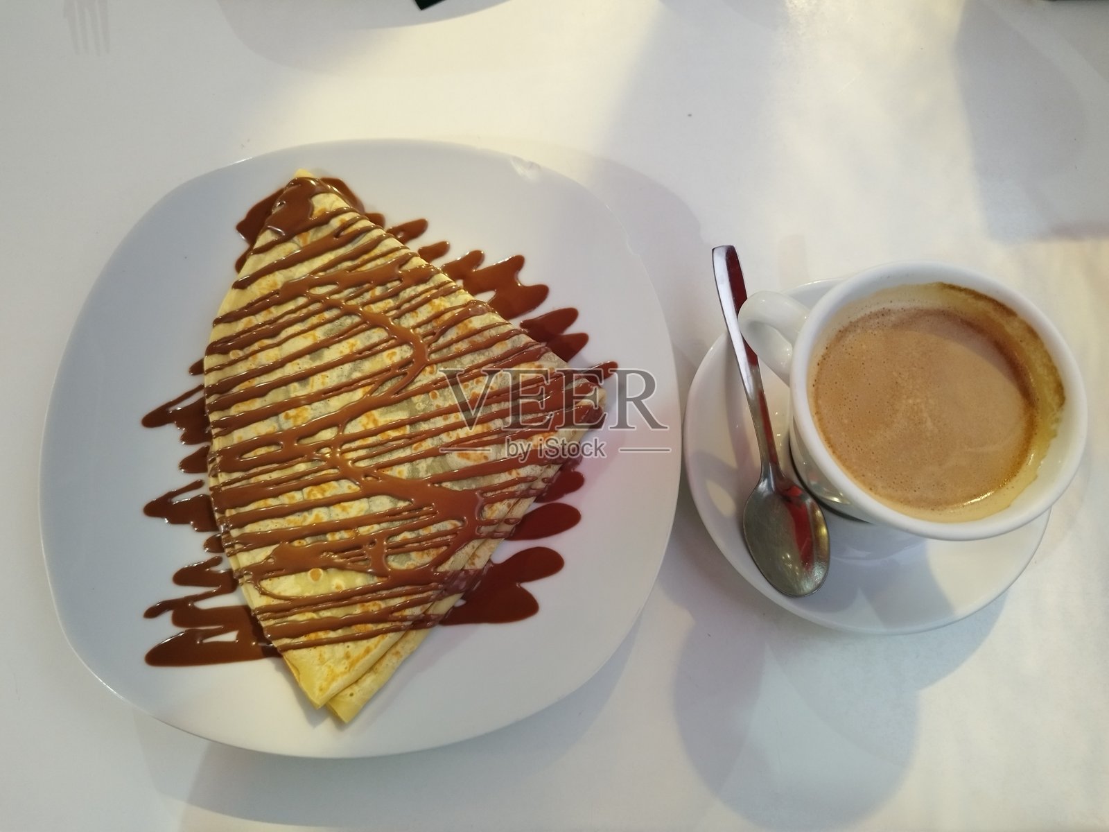 咖啡和巧克力薄饼照片摄影图片