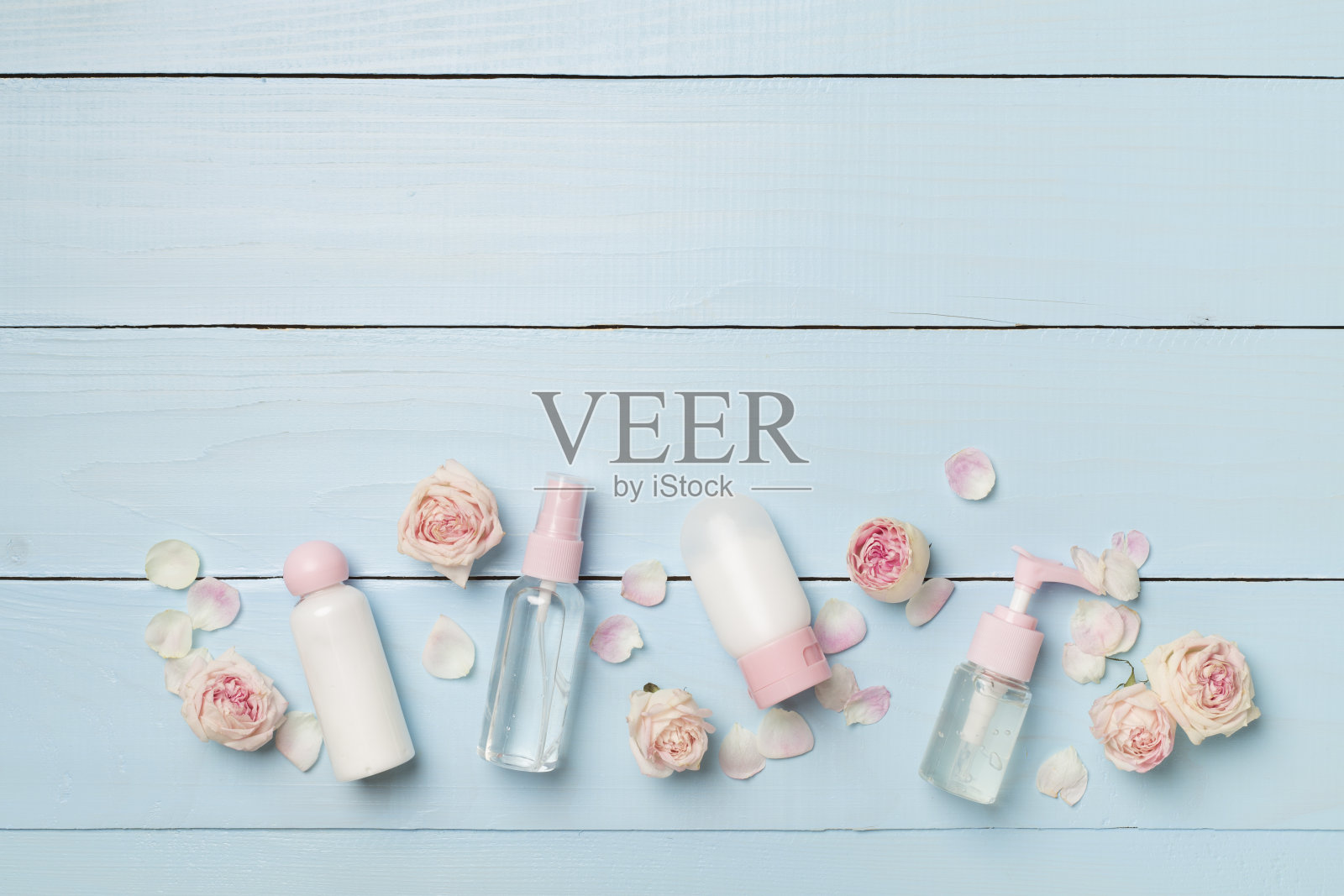 一套小化妆品瓶在木制背景，俯视图照片摄影图片