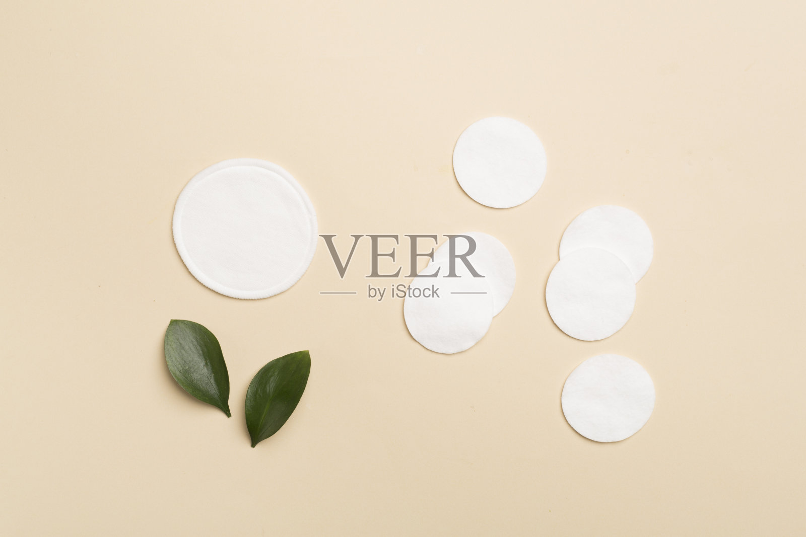 可重复使用的棉垫与一次性的彩色背景，俯视图照片摄影图片