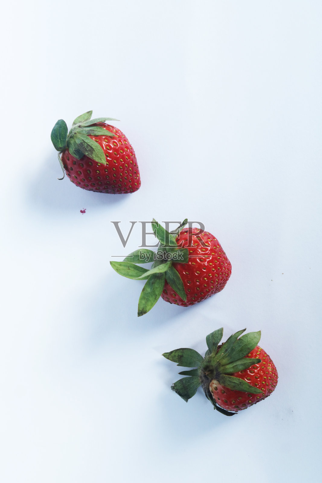 三个草莓。照片摄影图片