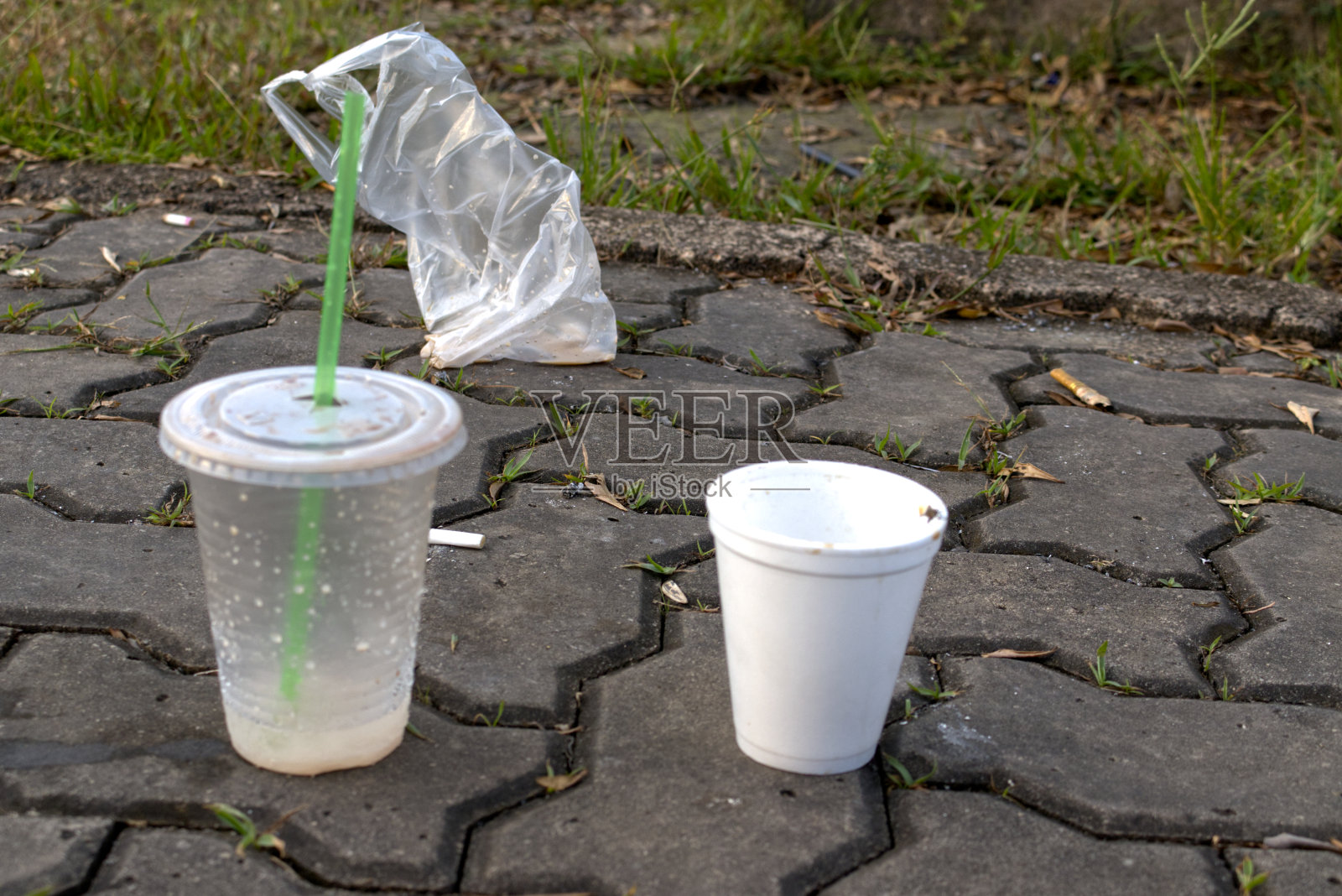 游客在公园里留下的水瓶、垃圾或塑料垃圾照片摄影图片