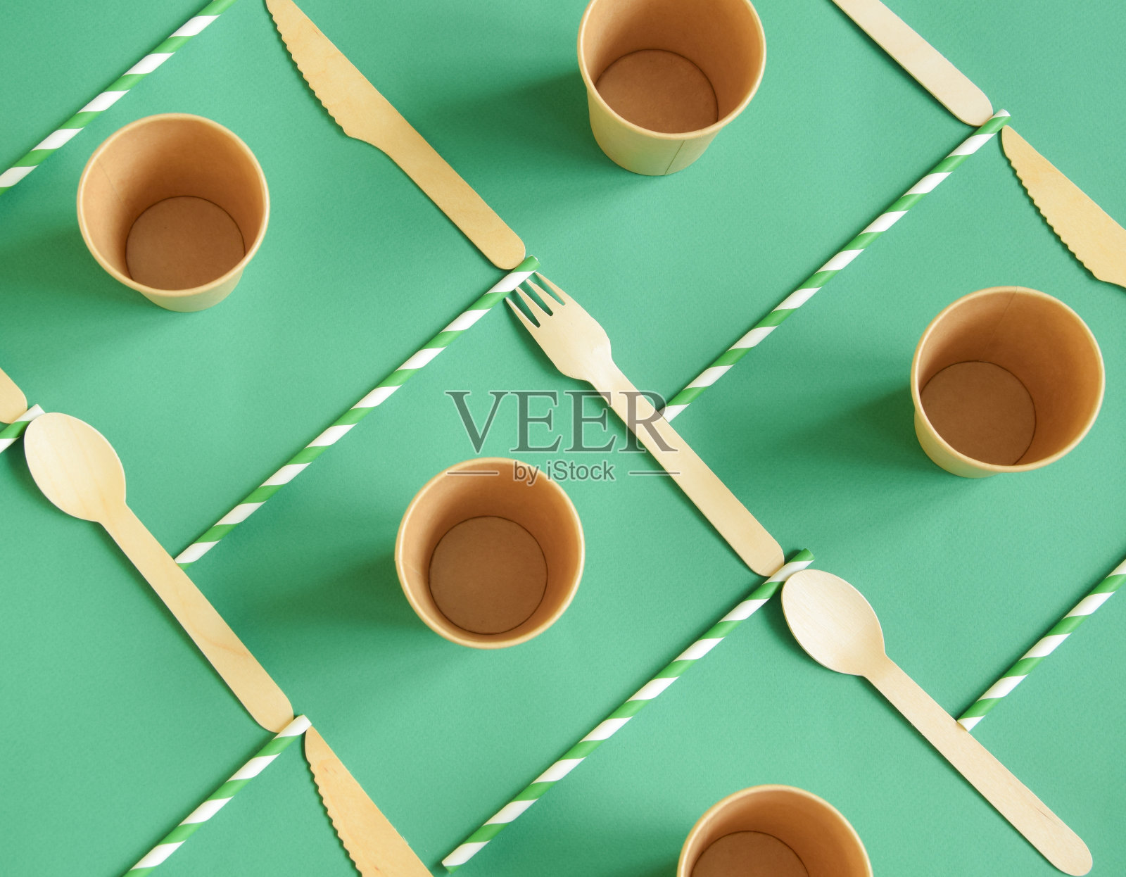 绿色背景的环保一次性餐具照片摄影图片