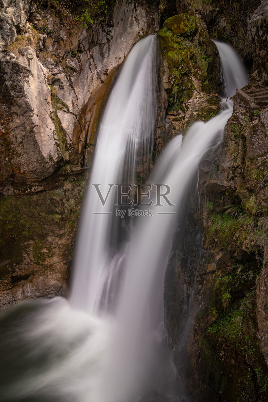 瀑布的长时间曝光照片摄影图片
