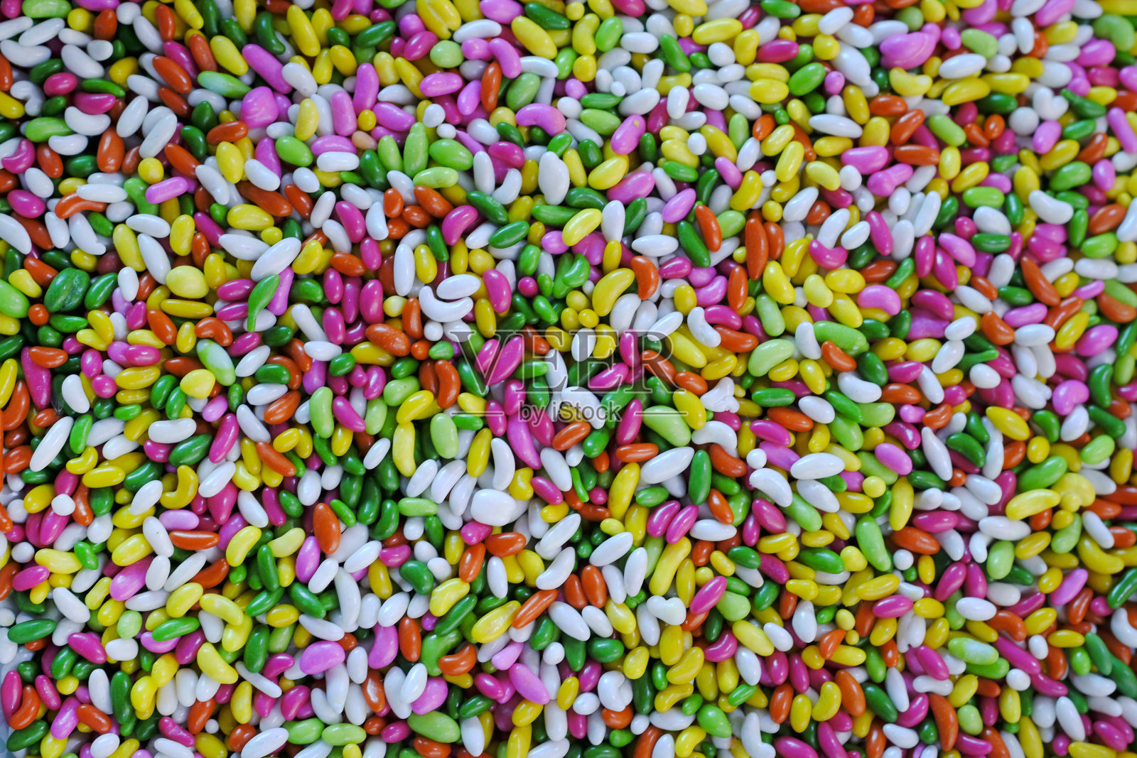 印度品种的传统mukhwas(口腔清新剂)在碗出售在普纳，印度，传统的印度口腔清新剂，选择性焦点。照片摄影图片