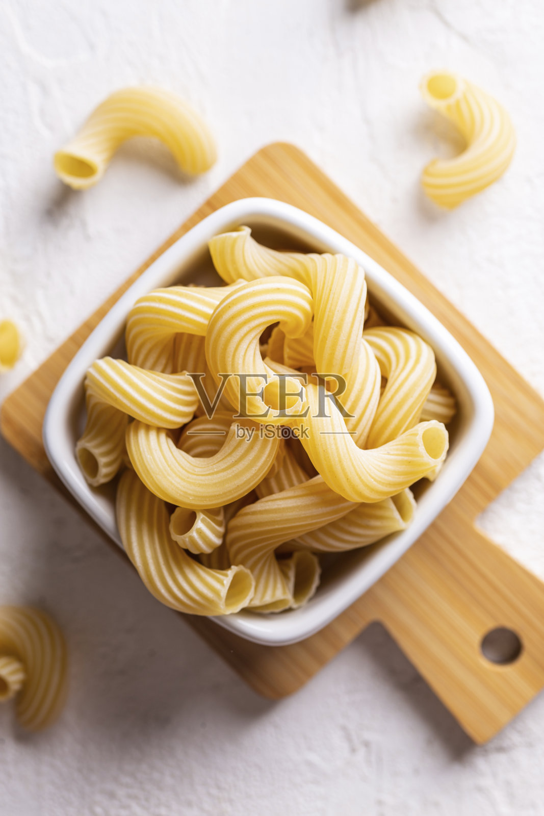 在烹饪前将意大利面放入碗中照片摄影图片
