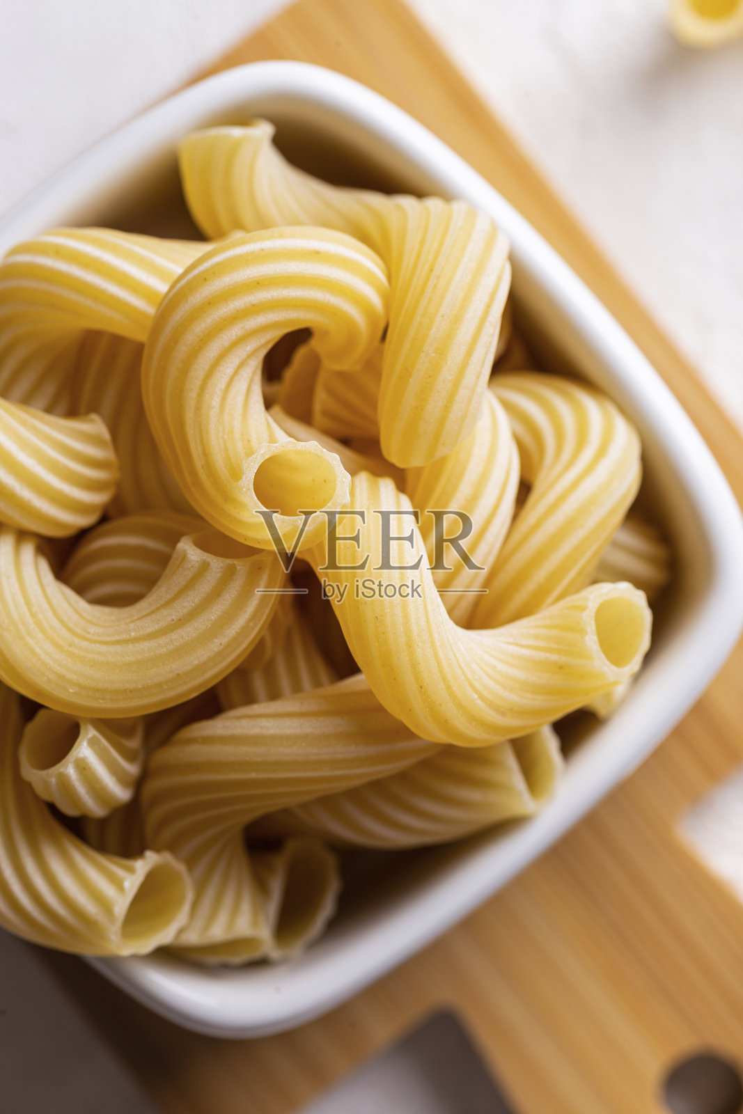 碗里的生意大利面照片摄影图片
