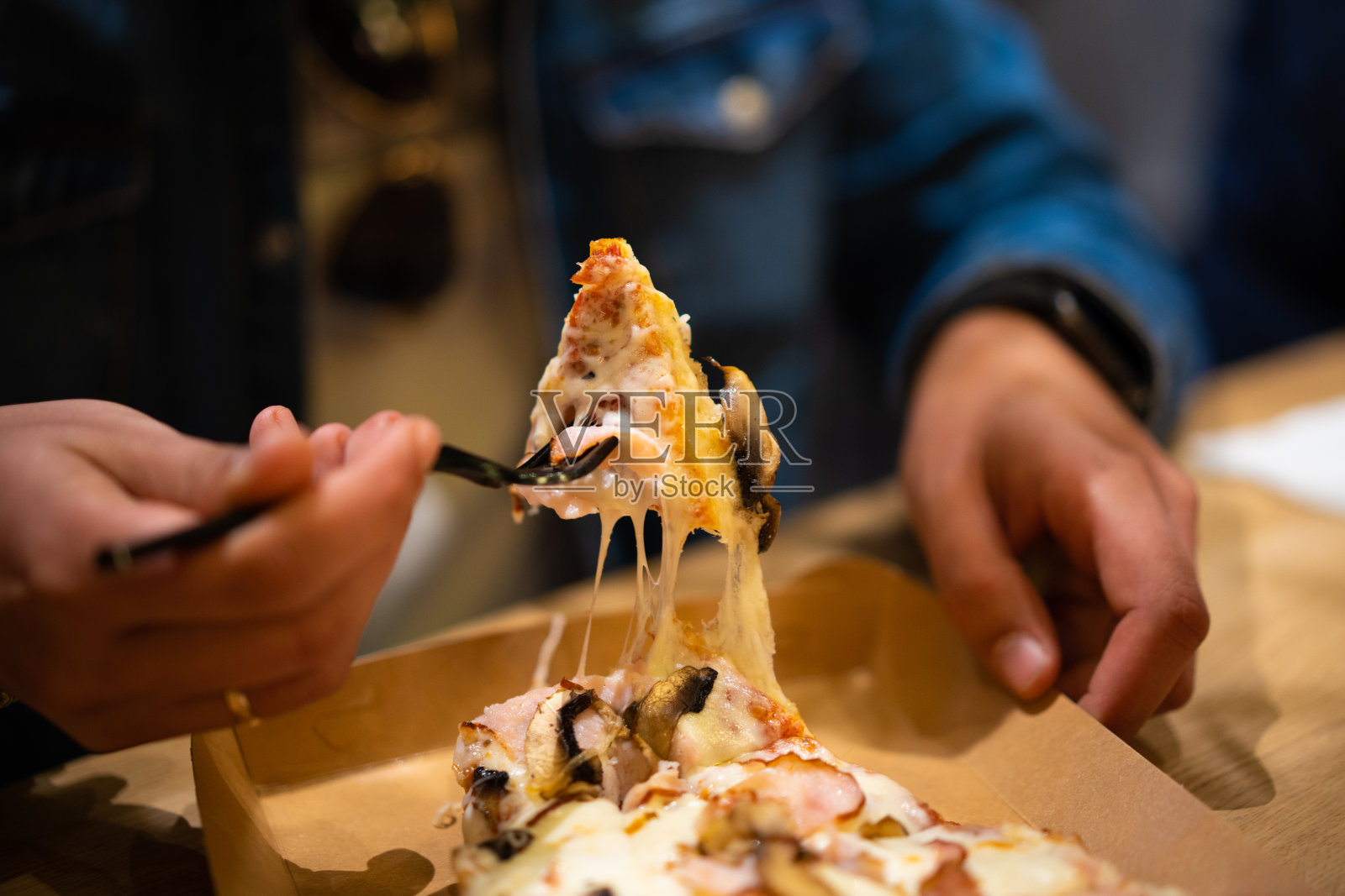 一块披萨，上面有融化的奶酪照片摄影图片