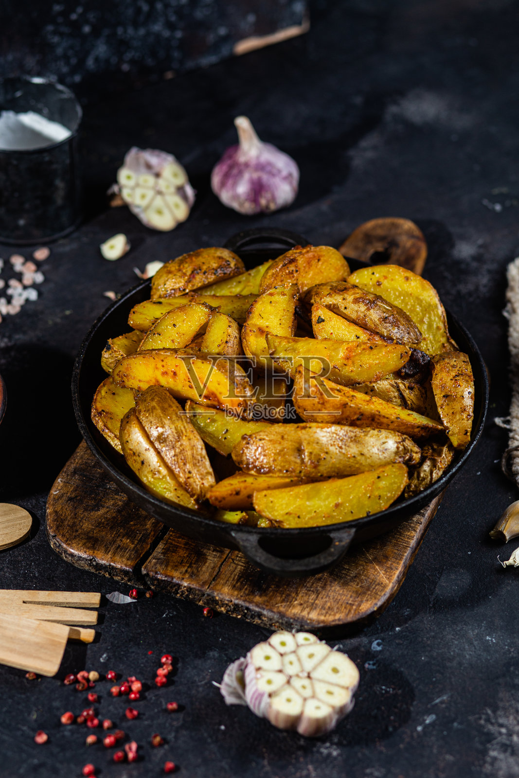 大蒜和香料的土豆泥照片摄影图片