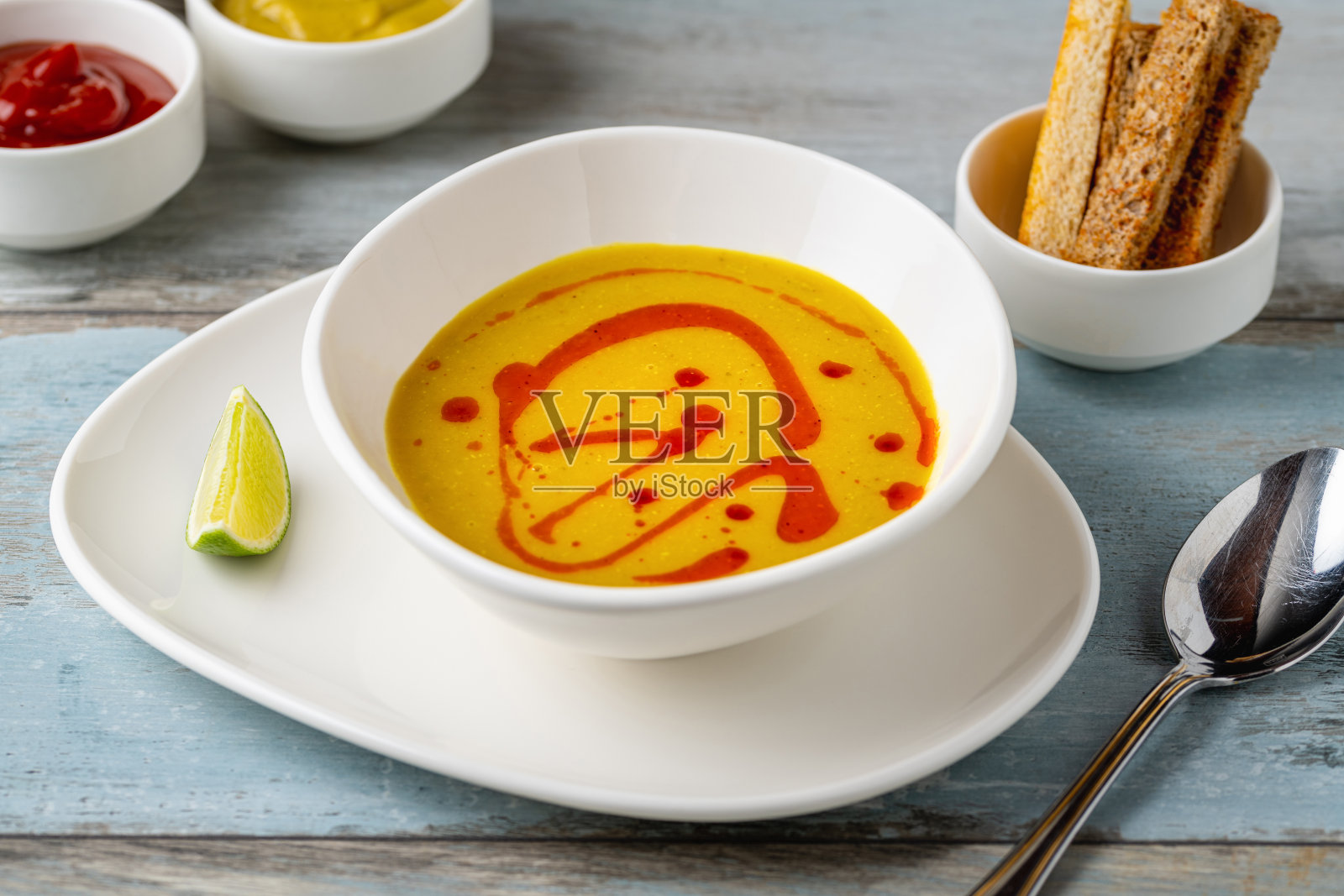 滤好的扁豆汤放在白色瓷盘上照片摄影图片