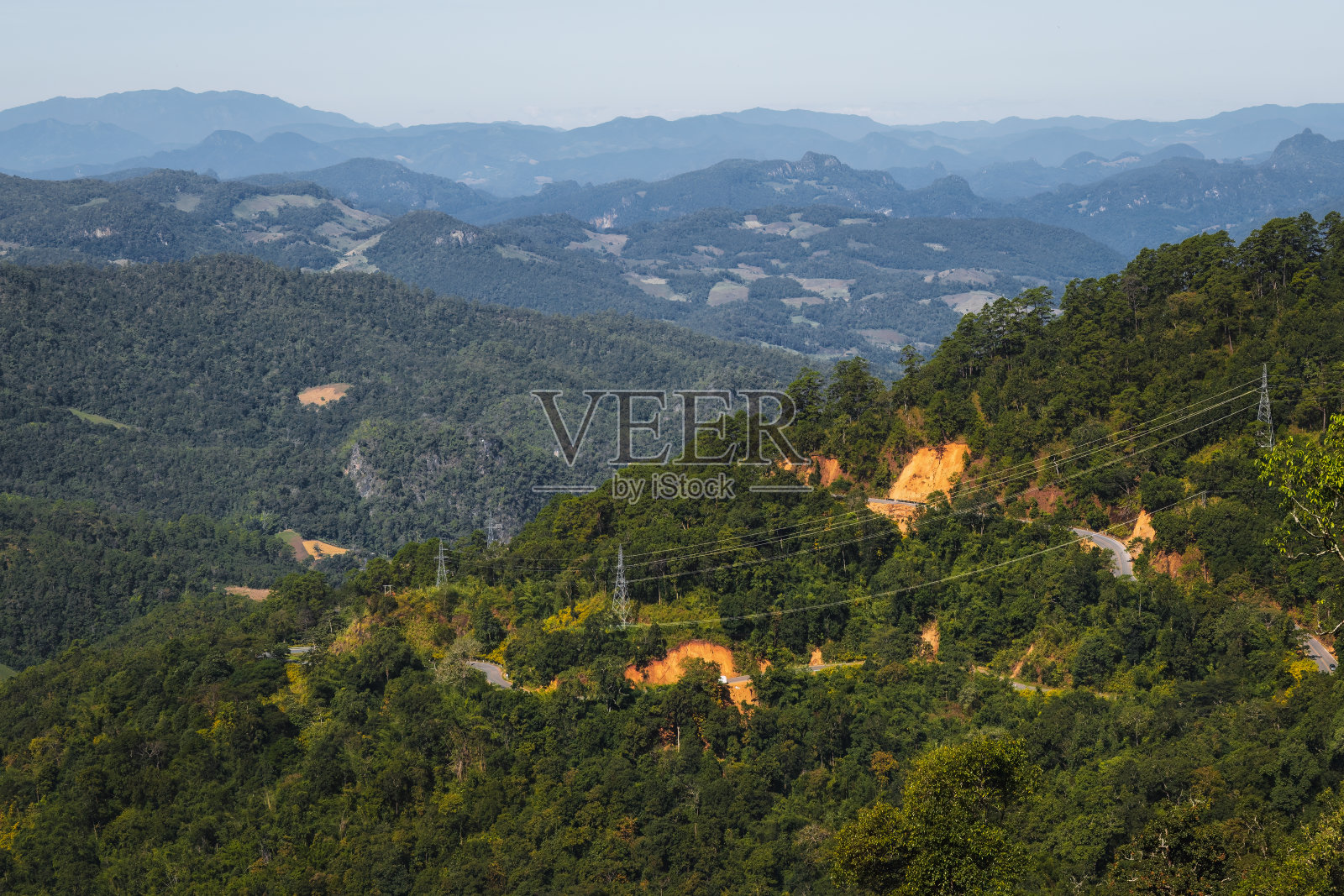 泰国北部景观。从Doi Kio Lom观景台欣赏美丽的山丘和热带森林，照片摄影图片