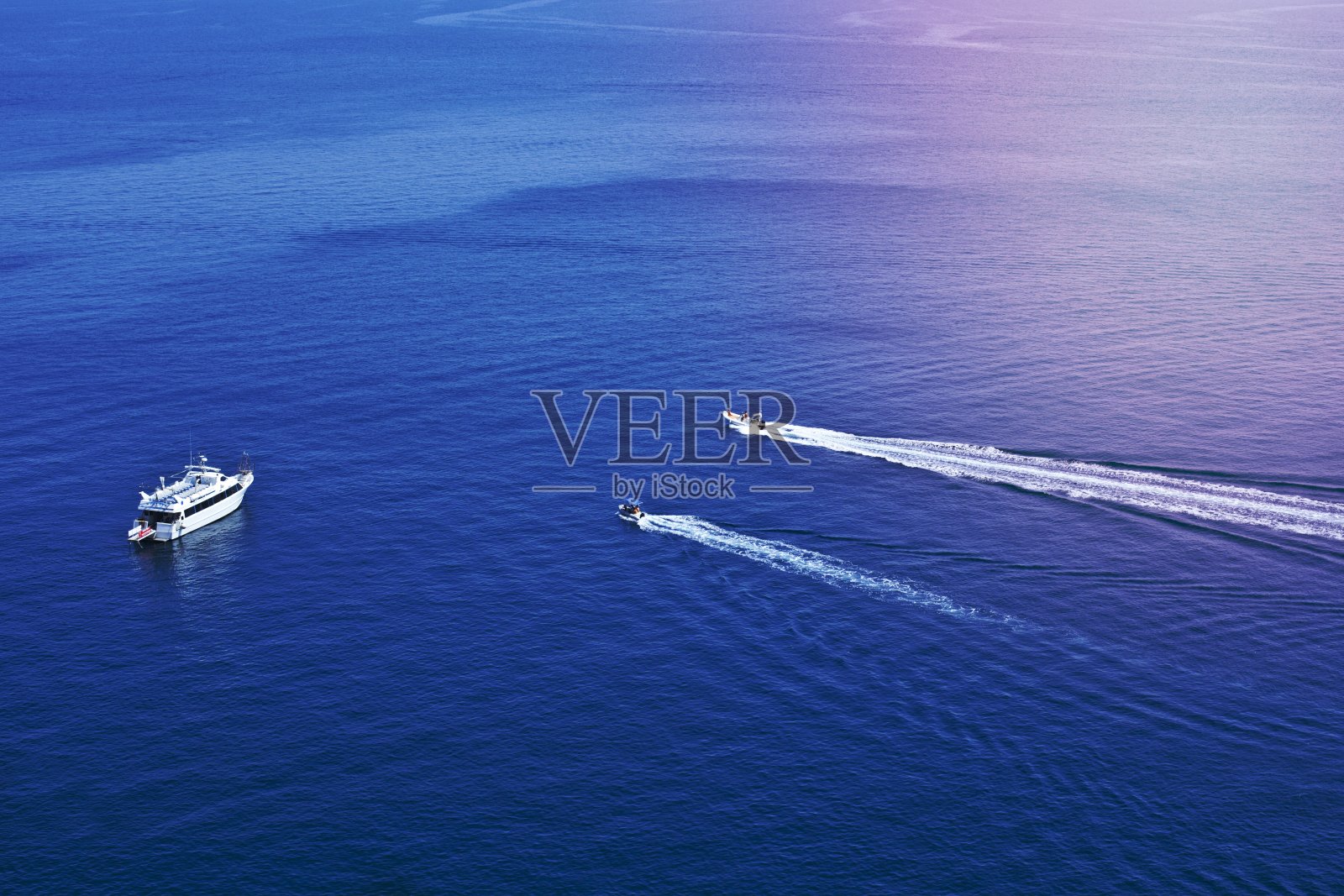 船只在亚得里亚海湛蓝清澈的海水中航行。照片摄影图片