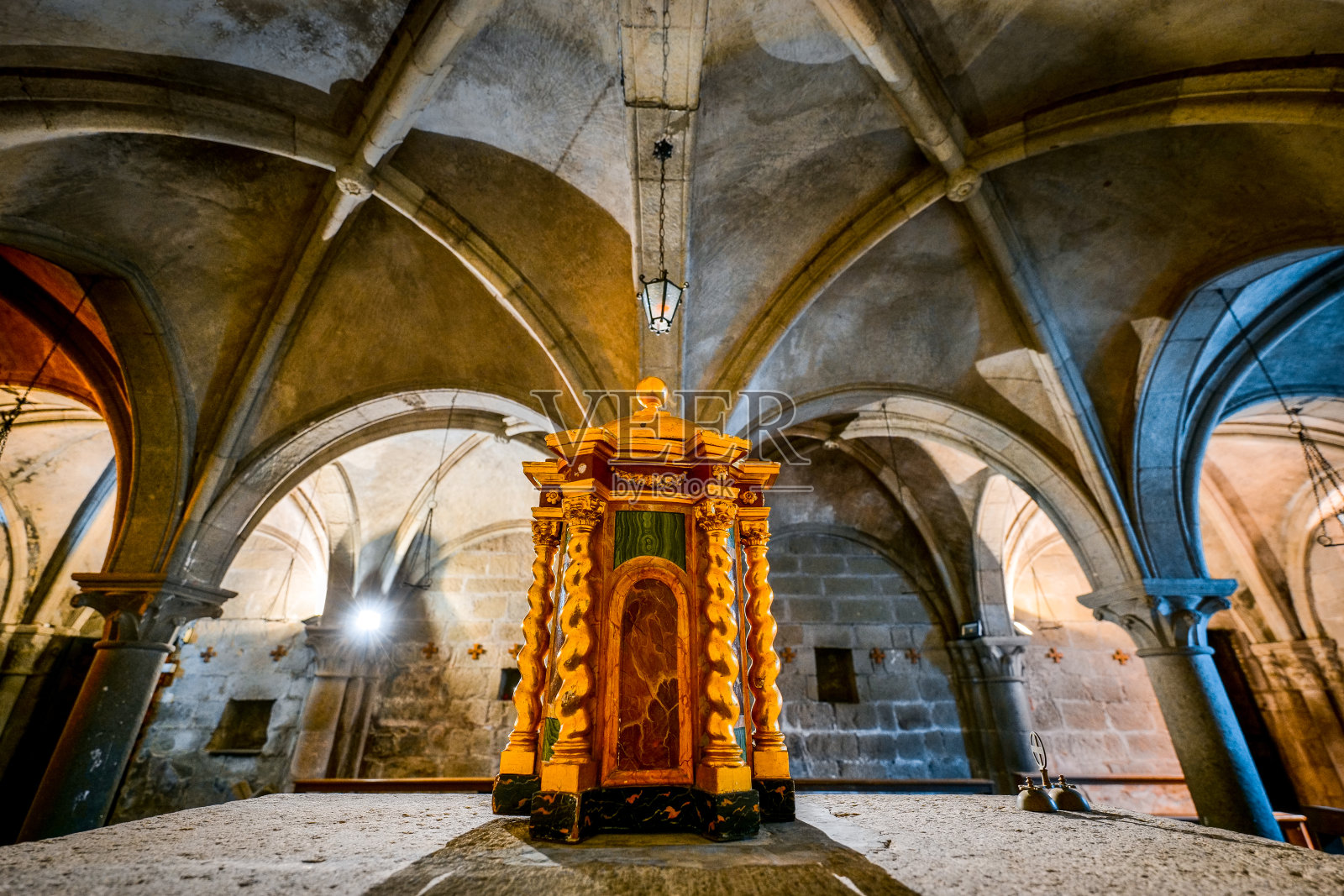 中世纪维特博的圣安德里亚教堂地窖里的简易石祭坛照片摄影图片