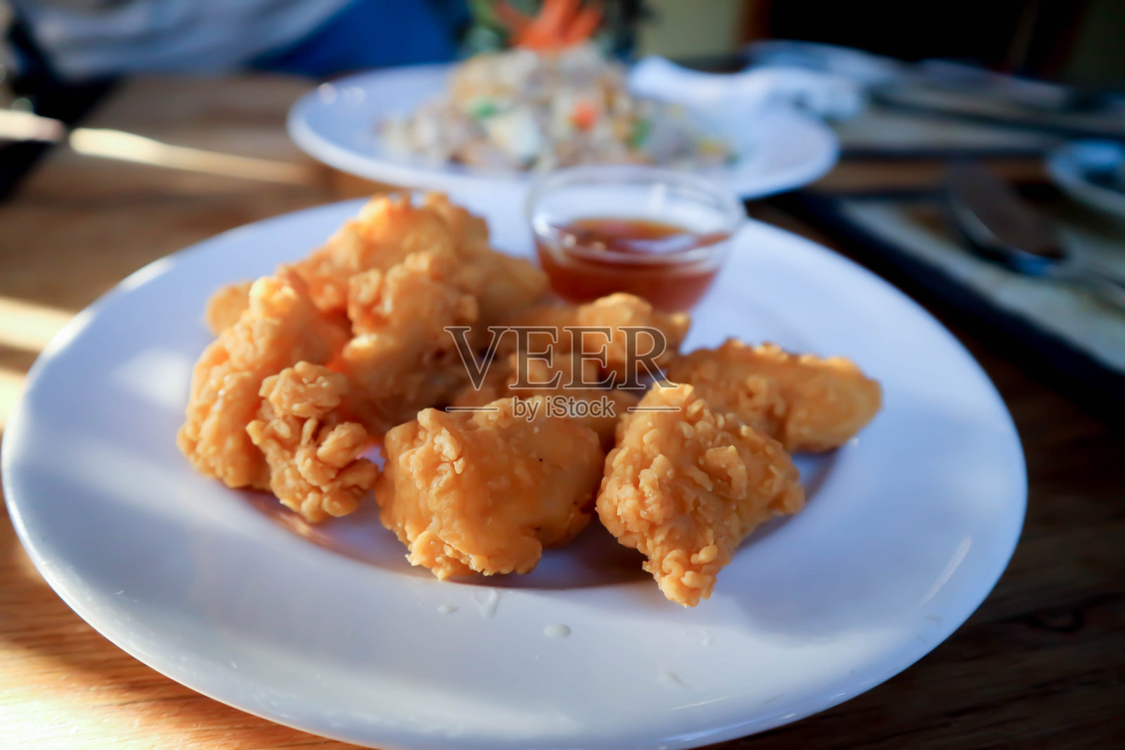 炸鸡，日式炸鸡，卡拉日鸡，炸鸡和酱汁照片摄影图片