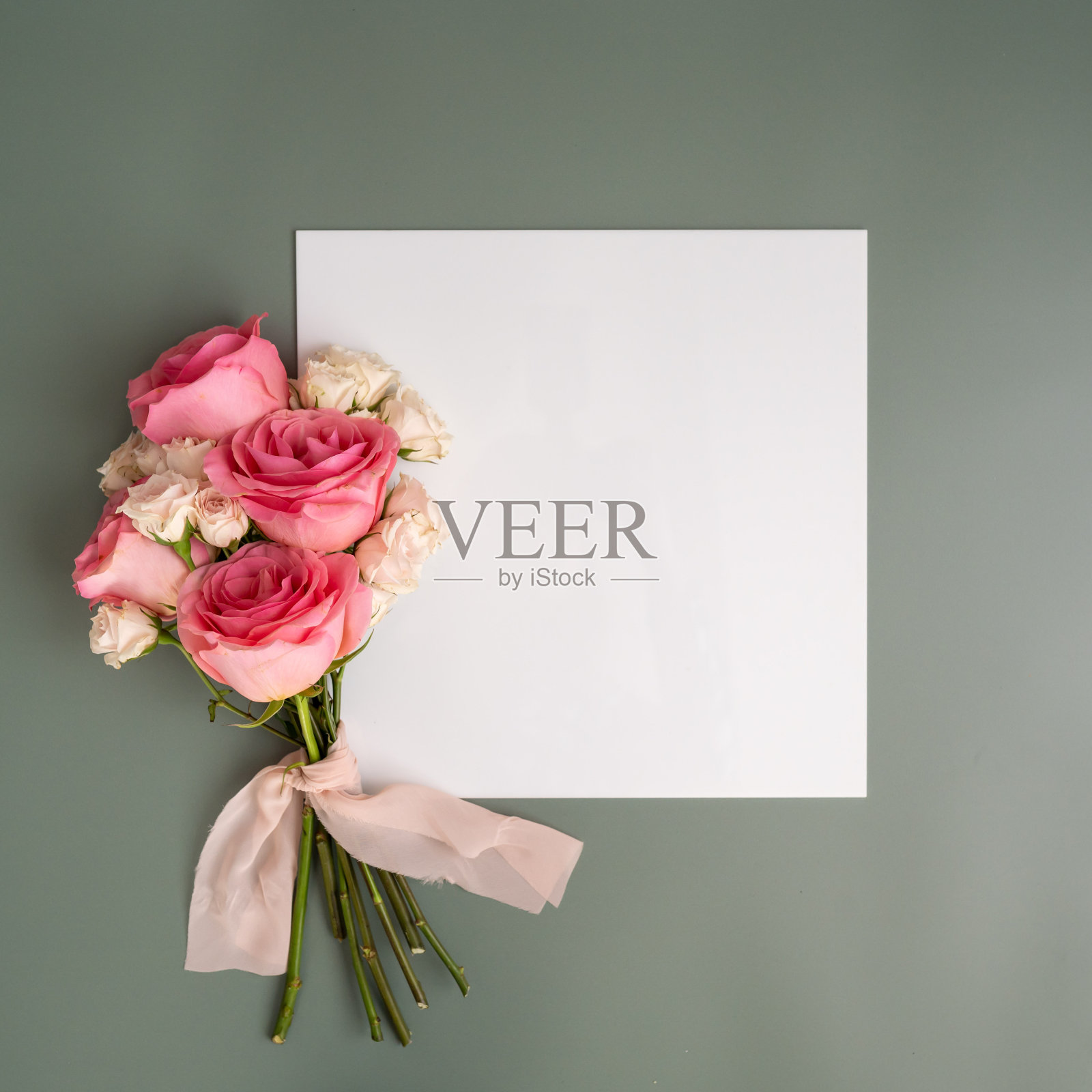 玫瑰花束在鼠尾草背景与复制空间照片摄影图片