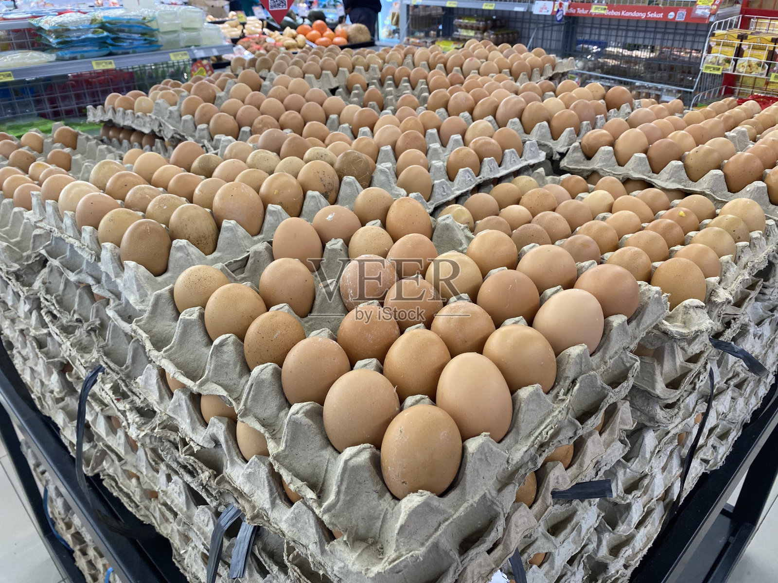 鸡蛋排列在鸡蛋架上照片摄影图片