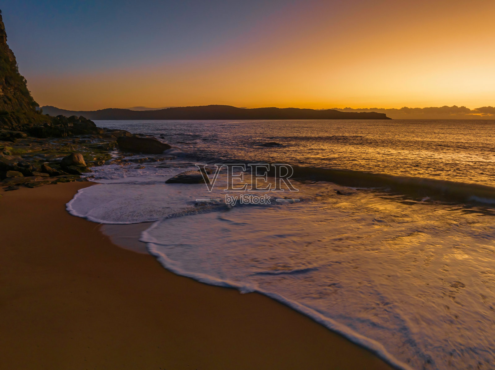 空中日出海景，天空晴朗，低云岸照片摄影图片